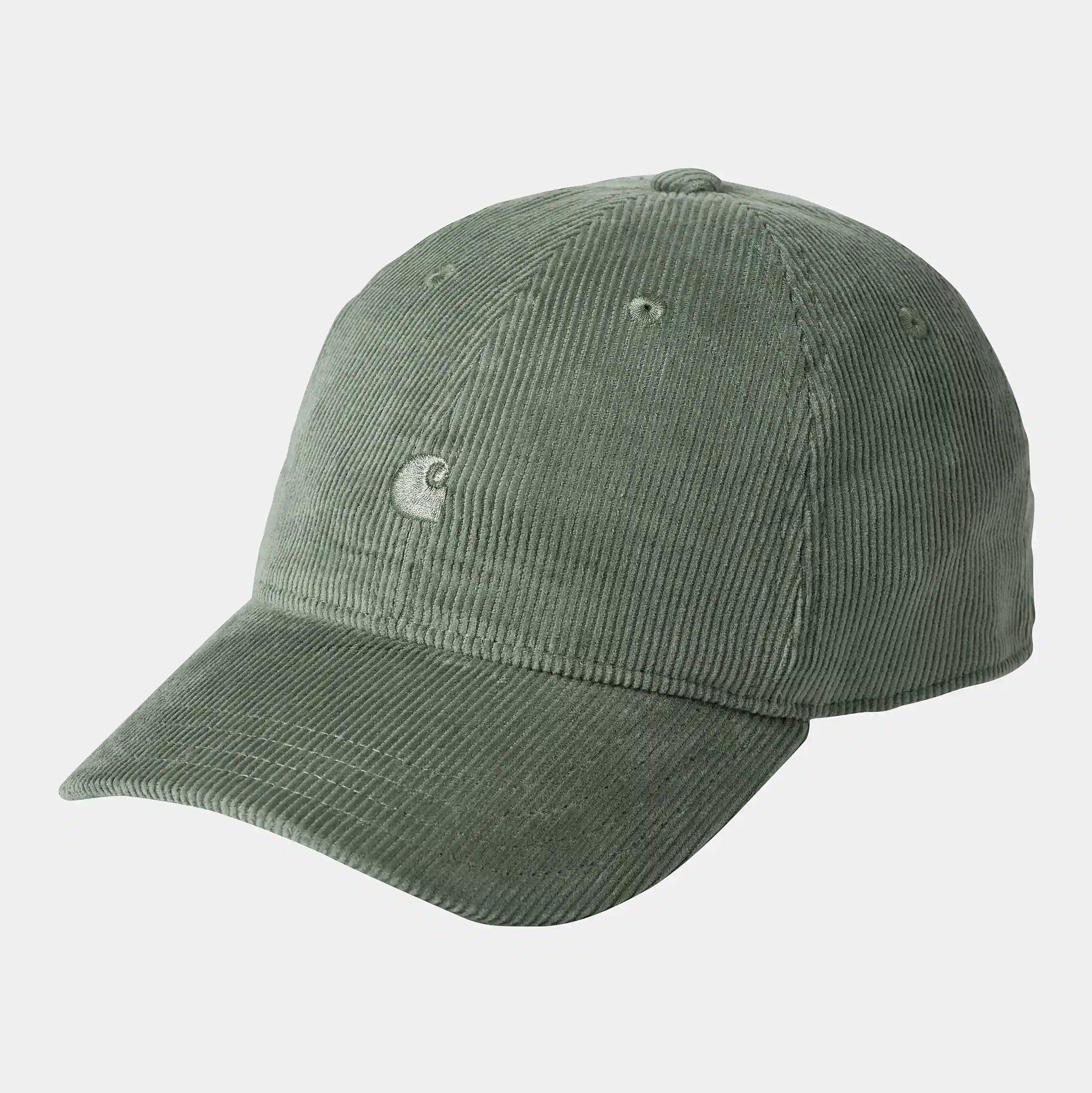 "Carhartt WIP Harlem Cap – Park. Dunkelgrüne Baseballkappe aus Baumwoll-Twill, mit gebogenem Schirm und gesticktem, orangefarbenem Carhartt WIP Logo vorne."
