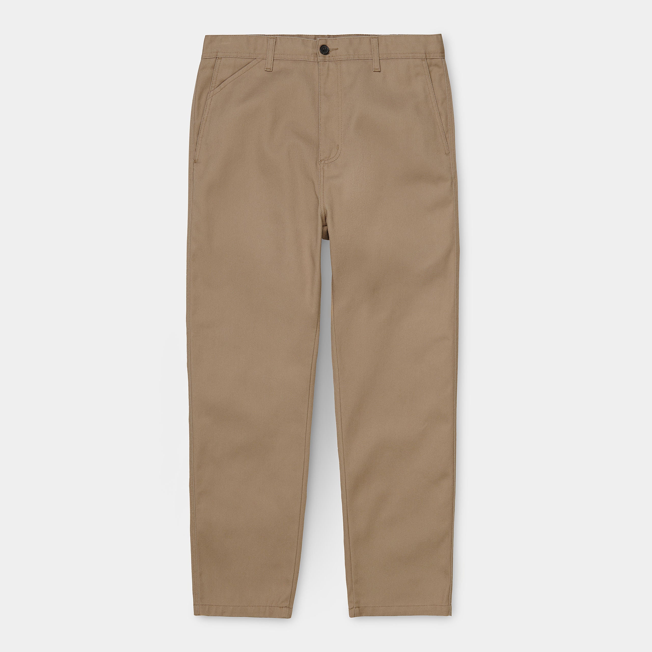 "Carhartt WIP Menson Chino Pant – Leather (rinsed). Beige Chino aus Baumwoll-Twill, mit Regular Tapered Fit und gewebtem Carhartt WIP Logo am Bund."