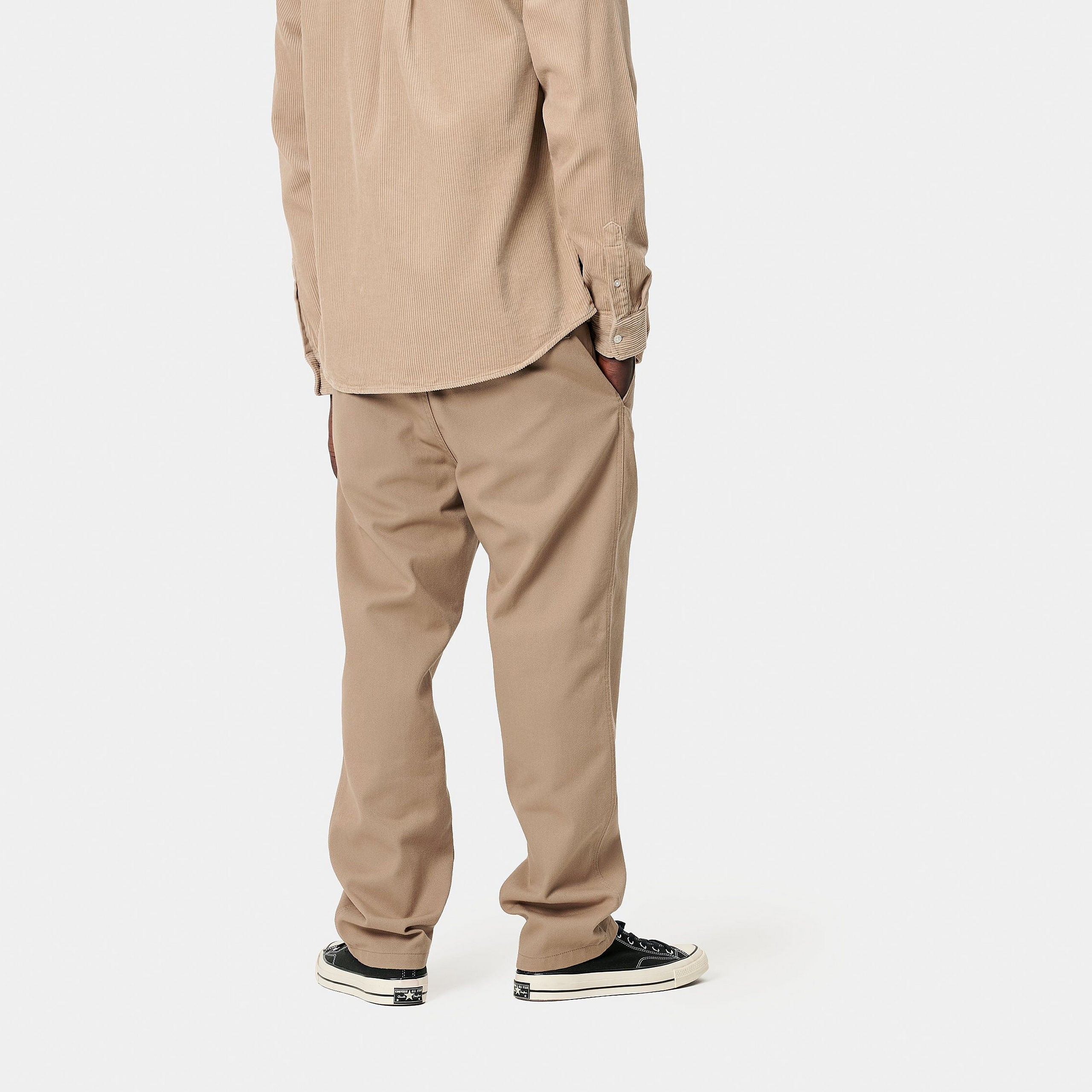 "Carhartt WIP Menson Chino Pant – Leather (rinsed). Beige Chino aus Baumwoll-Twill, mit Regular Tapered Fit und gewebtem Carhartt WIP Logo am Bund."