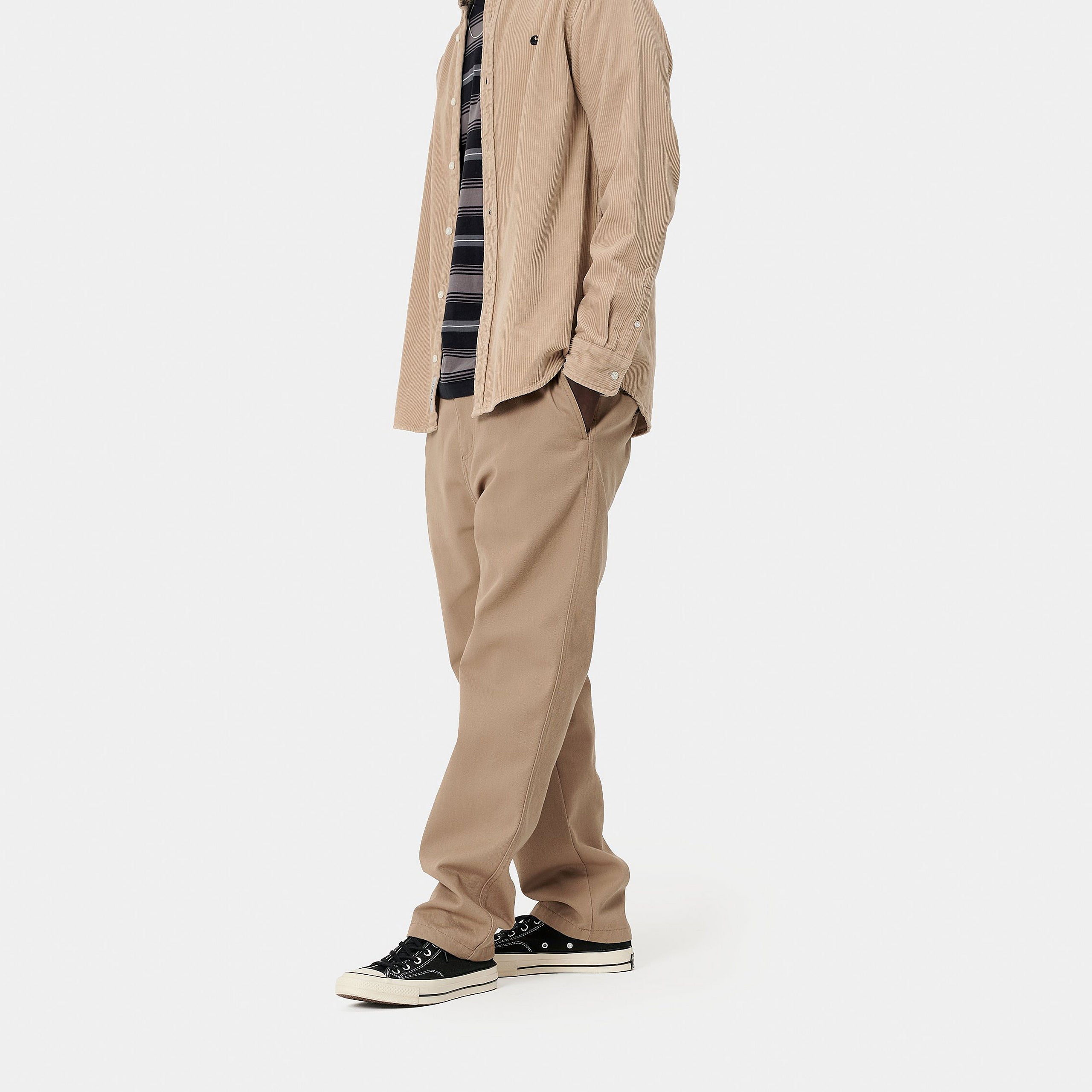 "Carhartt WIP Menson Chino Pant – Leather (rinsed). Beige Chino aus Baumwoll-Twill, mit Regular Tapered Fit und gewebtem Carhartt WIP Logo am Bund."