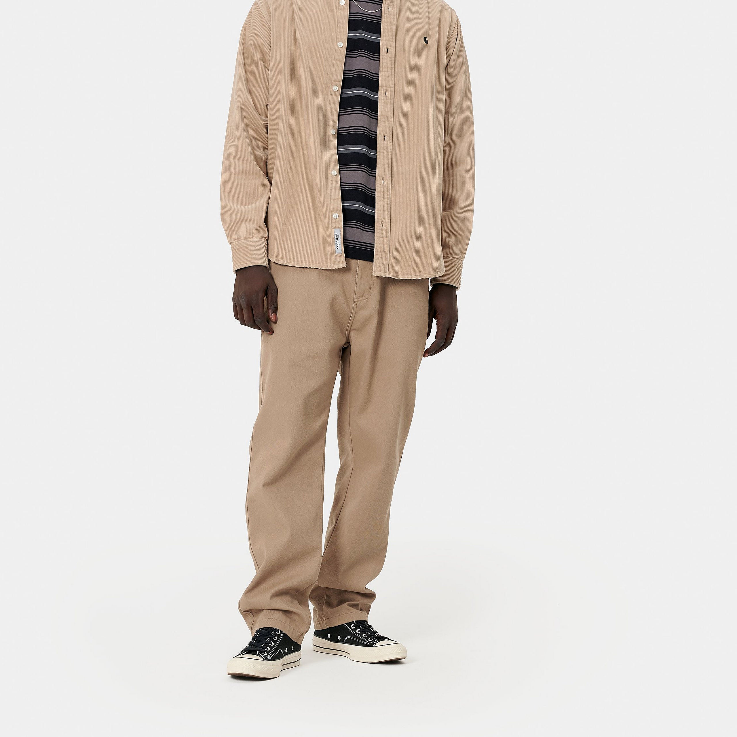 "Carhartt WIP Menson Chino Pant – Leather (rinsed). Beige Chino aus Baumwoll-Twill, mit Regular Tapered Fit und gewebtem Carhartt WIP Logo am Bund."