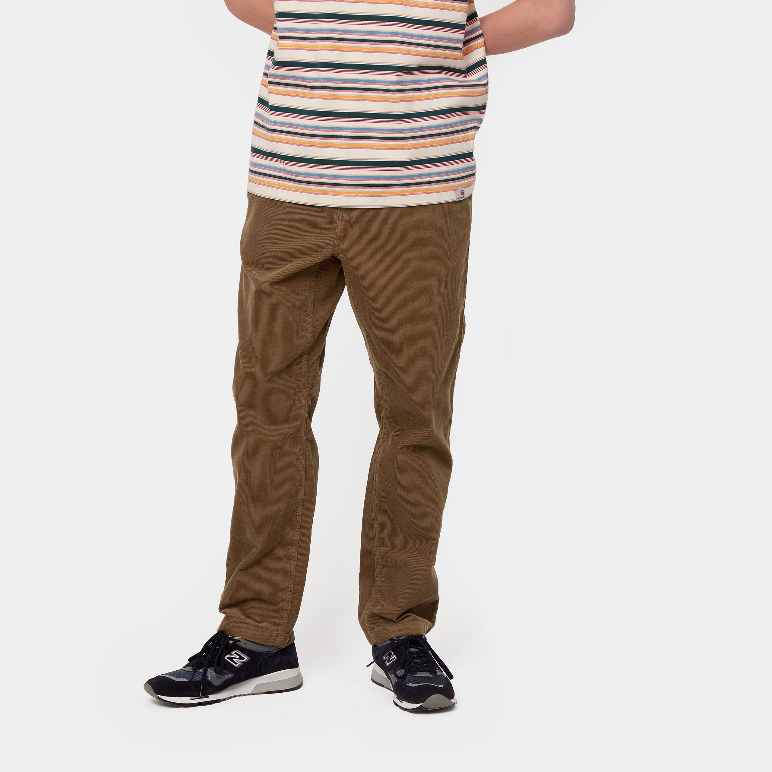 “Braune Carhartt WIP Flint Pant aus gewaschenem Cord mit geradem Schnitt und dezenter Logo-Applikation am Gesäß.
