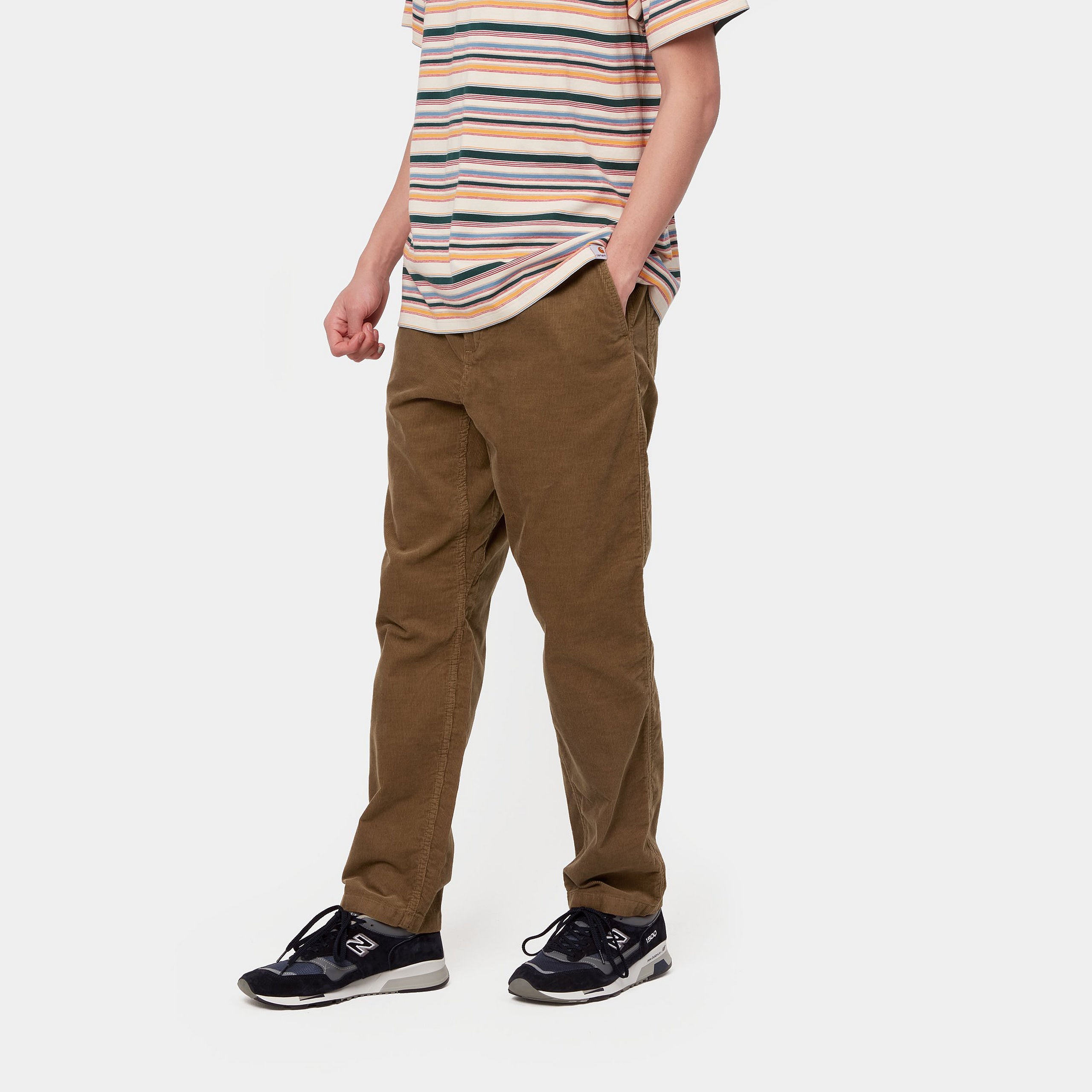 “Braune Carhartt WIP Flint Pant aus gewaschenem Cord mit geradem Schnitt und dezenter Logo-Applikation am Gesäß.