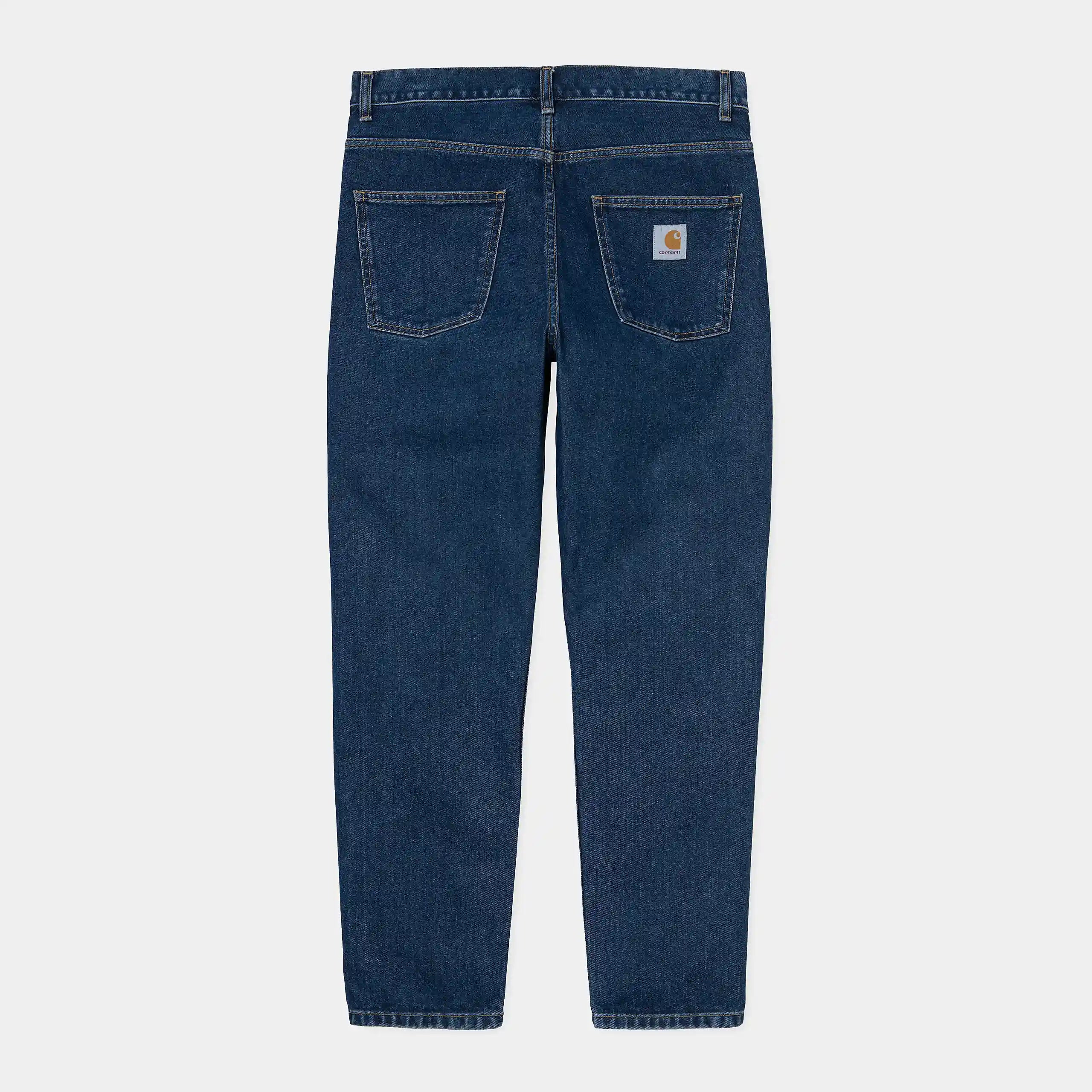 „Carhartt WIP Newel Pant Jeans in der Farbe Blue stone washed mit lockerem Relaxed Tapered Schnitt im Berliner Store von Stickabush erhältlich.“