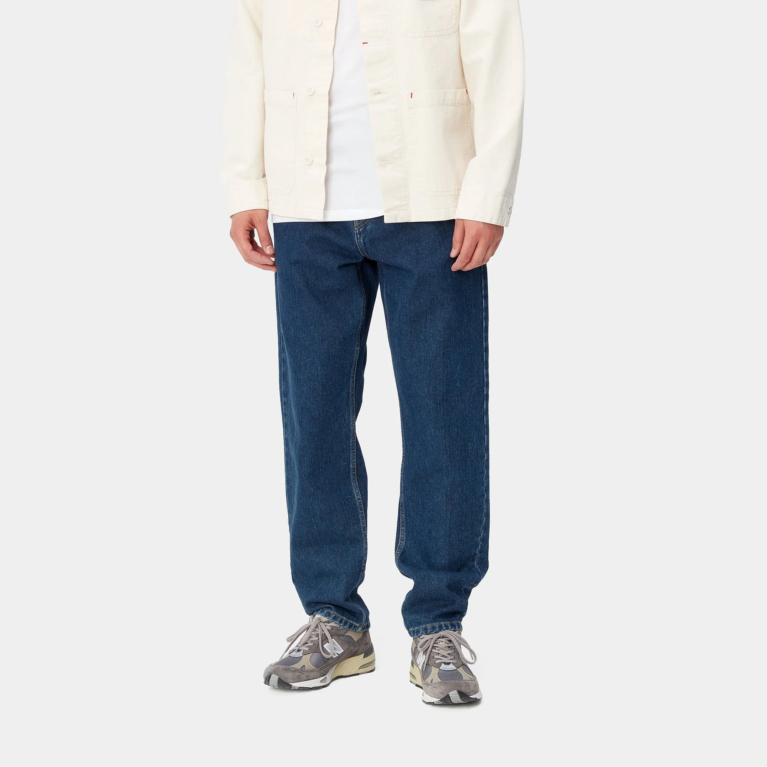 „Carhartt WIP Newel Pant Jeans in der Farbe Blue stone washed mit lockerem Relaxed Tapered Schnitt im Berliner Store von Stickabush erhältlich.“