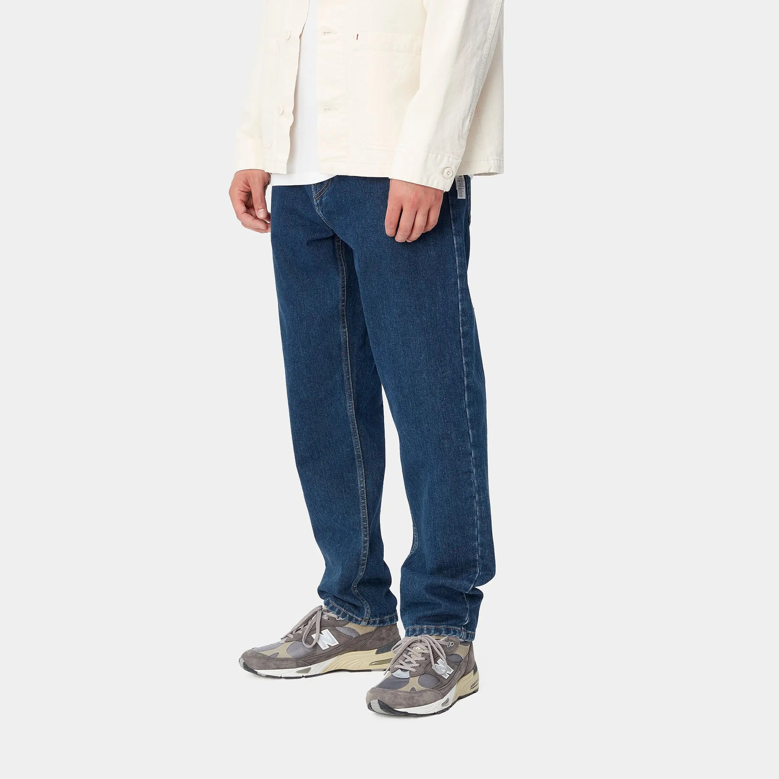 „Carhartt WIP Newel Pant Jeans in der Farbe Blue stone washed mit lockerem Relaxed Tapered Schnitt im Berliner Store von Stickabush erhältlich.“
