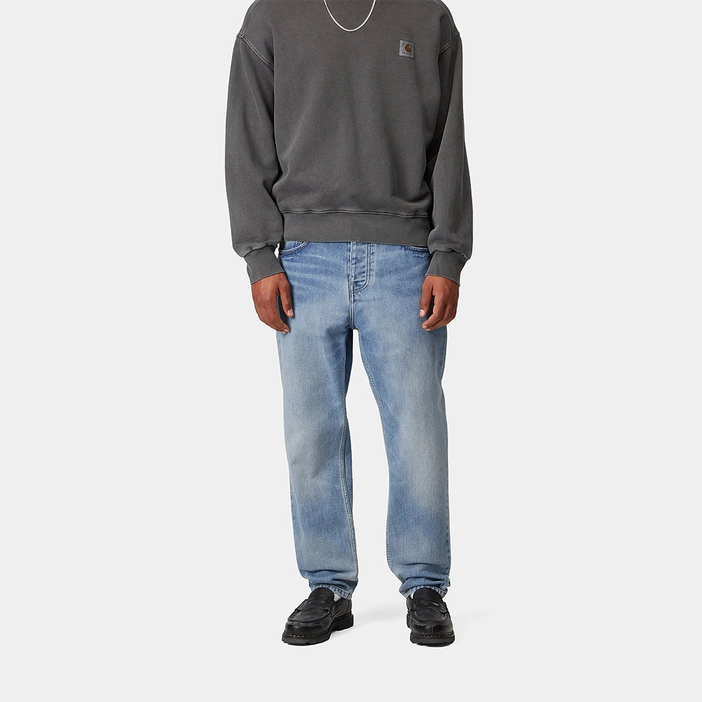 “Carhartt WIP Newel Pant in Blue (light used wash) – Relaxed Tapered Fit Jeans aus 13,5 oz Maitland-Denim bei Stickabush Berlin.“