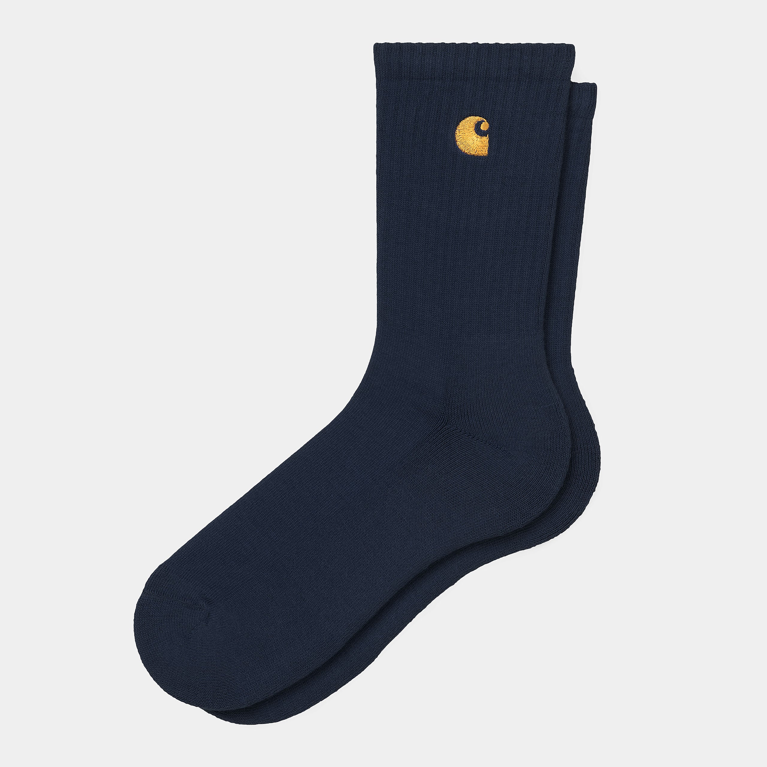„Carhartt WIP Chase Socks (I029421) in Dark Navy mit goldener Logo-Stickerei am Knöchel – hochwertige Baumwollmix-Socken erhältlich bei Stickabush Berlin.“