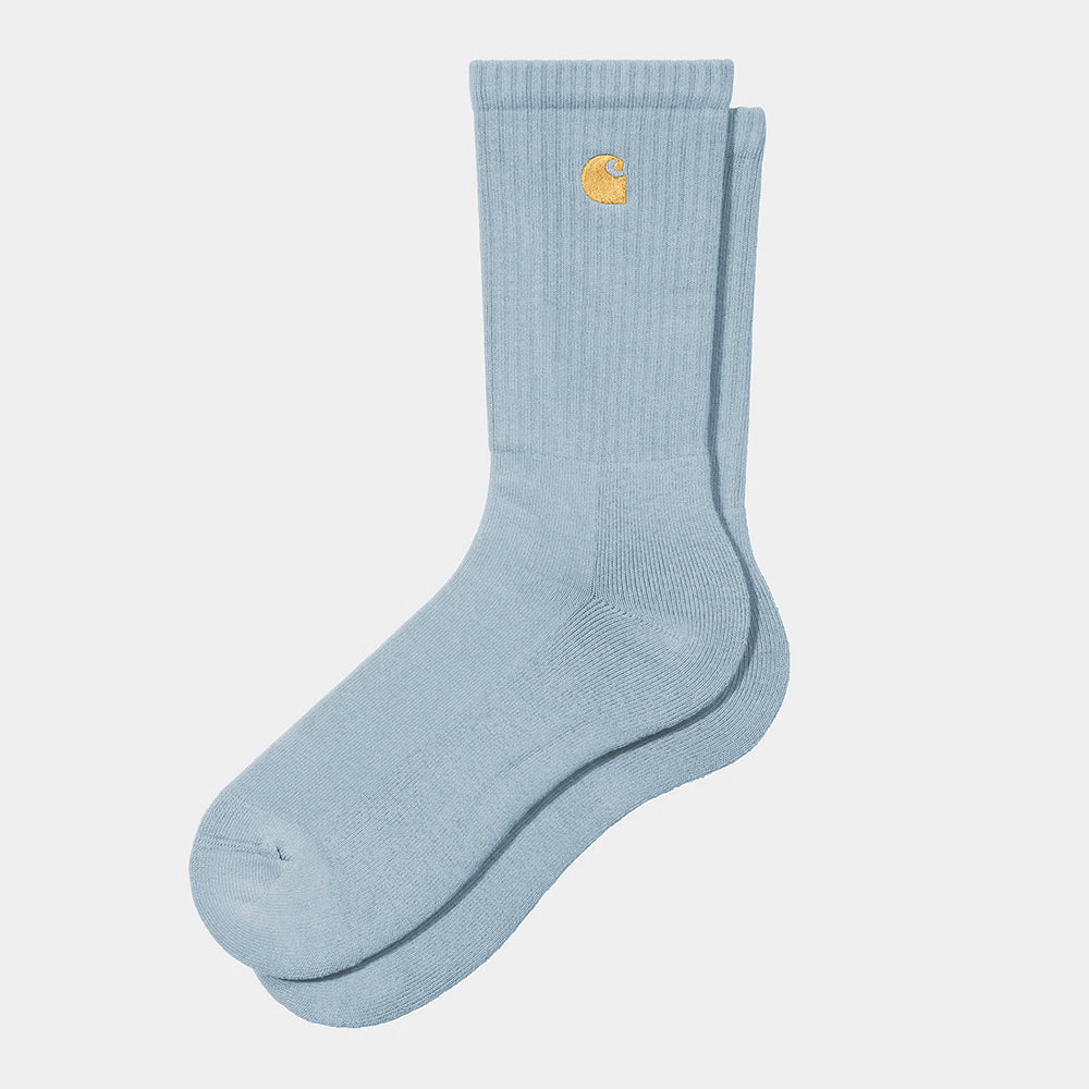 "Carhartt WIP Chase Socks – Frosted Blue / Gold. Hellblaue Sportsocken aus Baumwollmischung mit geripptem Schaft und gold gesticktem Carhartt-Logo.“
