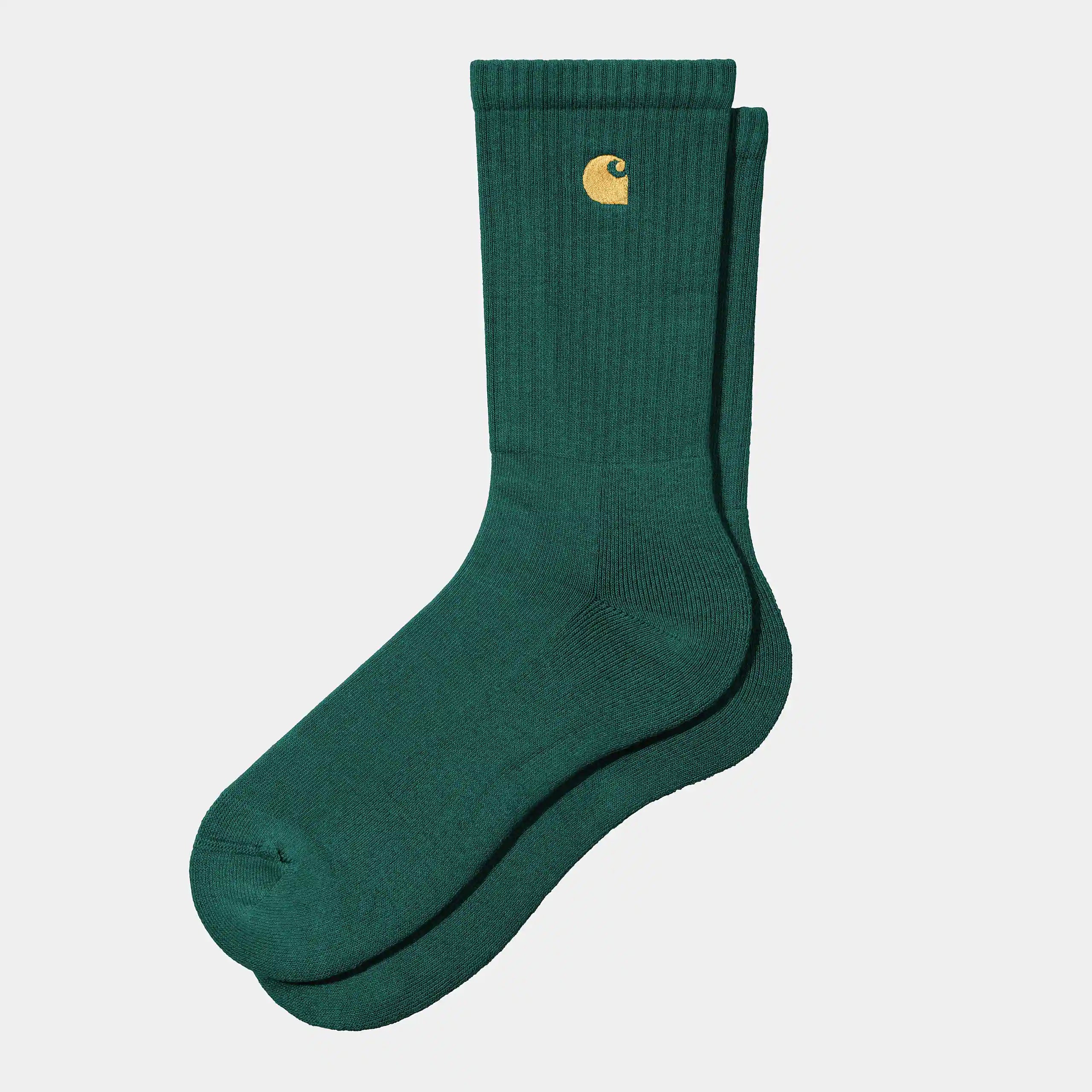 Carhartt WIP Chase Socks – Chervil / Gold. Helle Socken aus Baumwoll-Mix, mit geripptem Schaft und gesticktem, goldenem Carhartt WIP Logo am Knöchel.