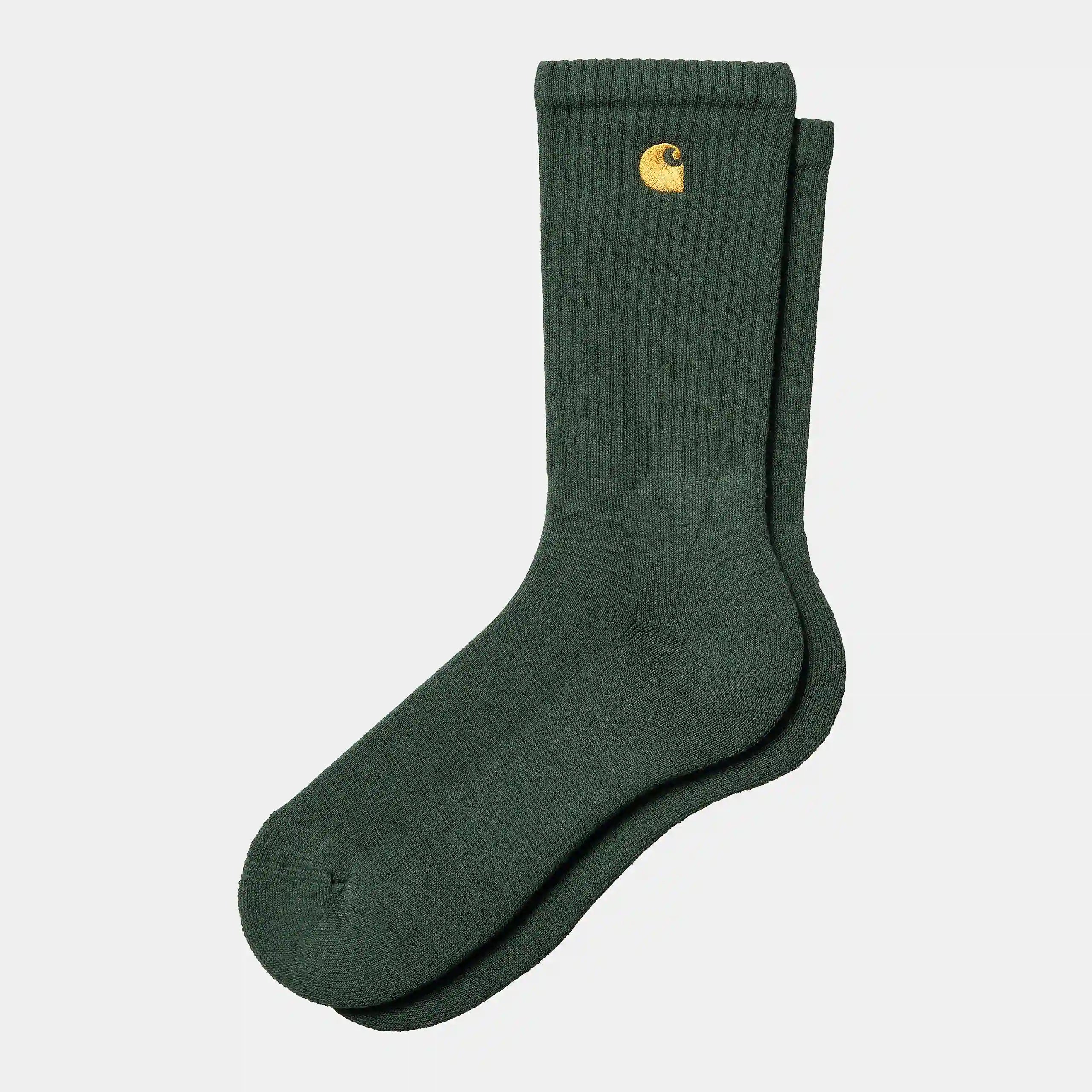 “Carhartt WIP Chase Socks – Sycamore Tree / Gold. Grüne Sportsocken aus Baumwollmischung mit geripptem Schaft und gold gesticktem Carhartt-Logo.“