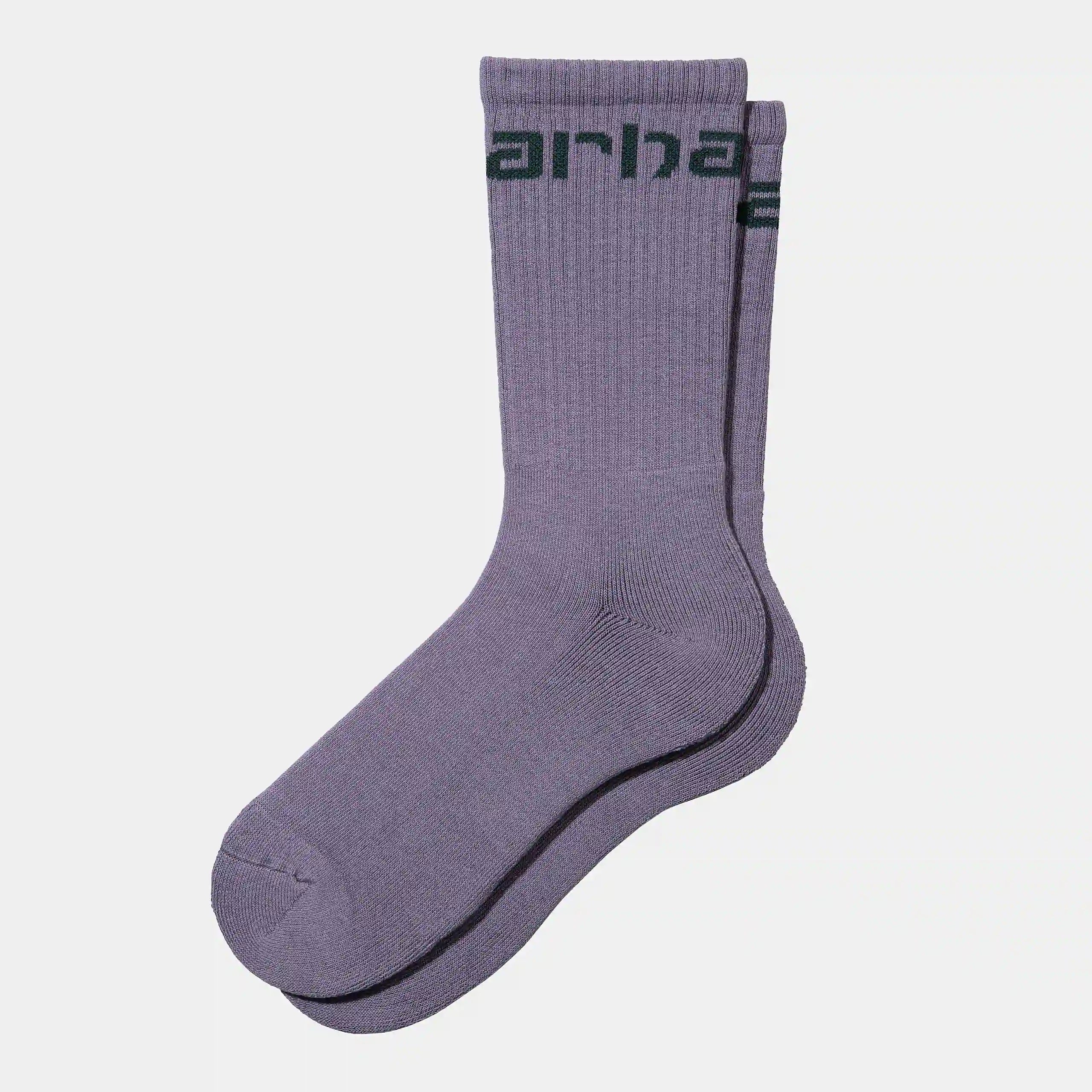 “Carhartt WIP Socks – Glassy Purple / Discovery Green. Lila-grüne Socken aus Baumwollmischung, mit geripptem Schaft und kontrastfarbigem Carhartt WIP Logo.“