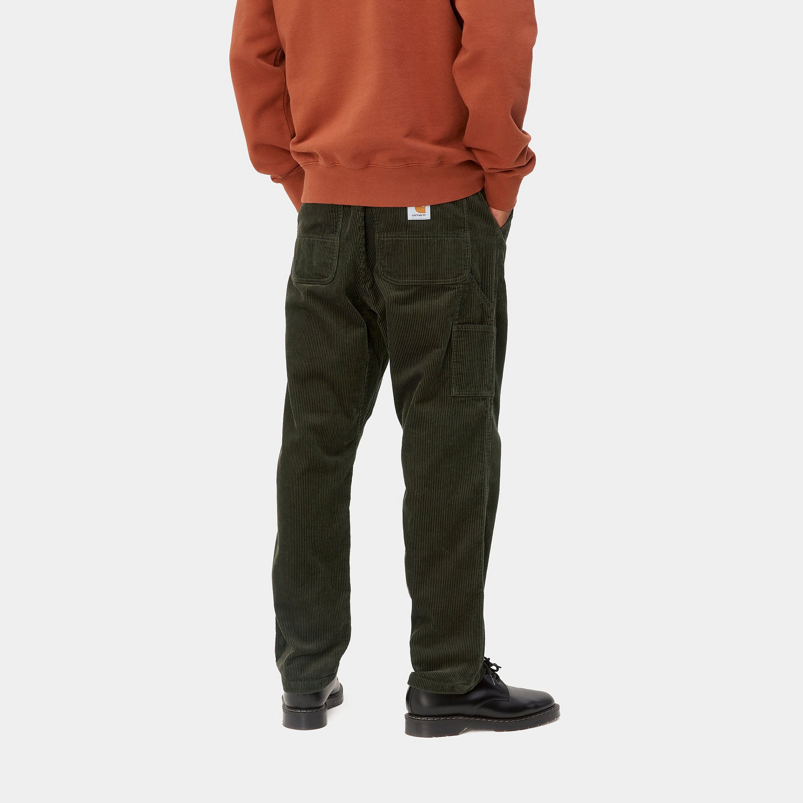 “Grüne Carhartt WIP Flint Pant aus gewaschenem Cord mit geradem Schnitt und dezentem Logo-Detail.“
