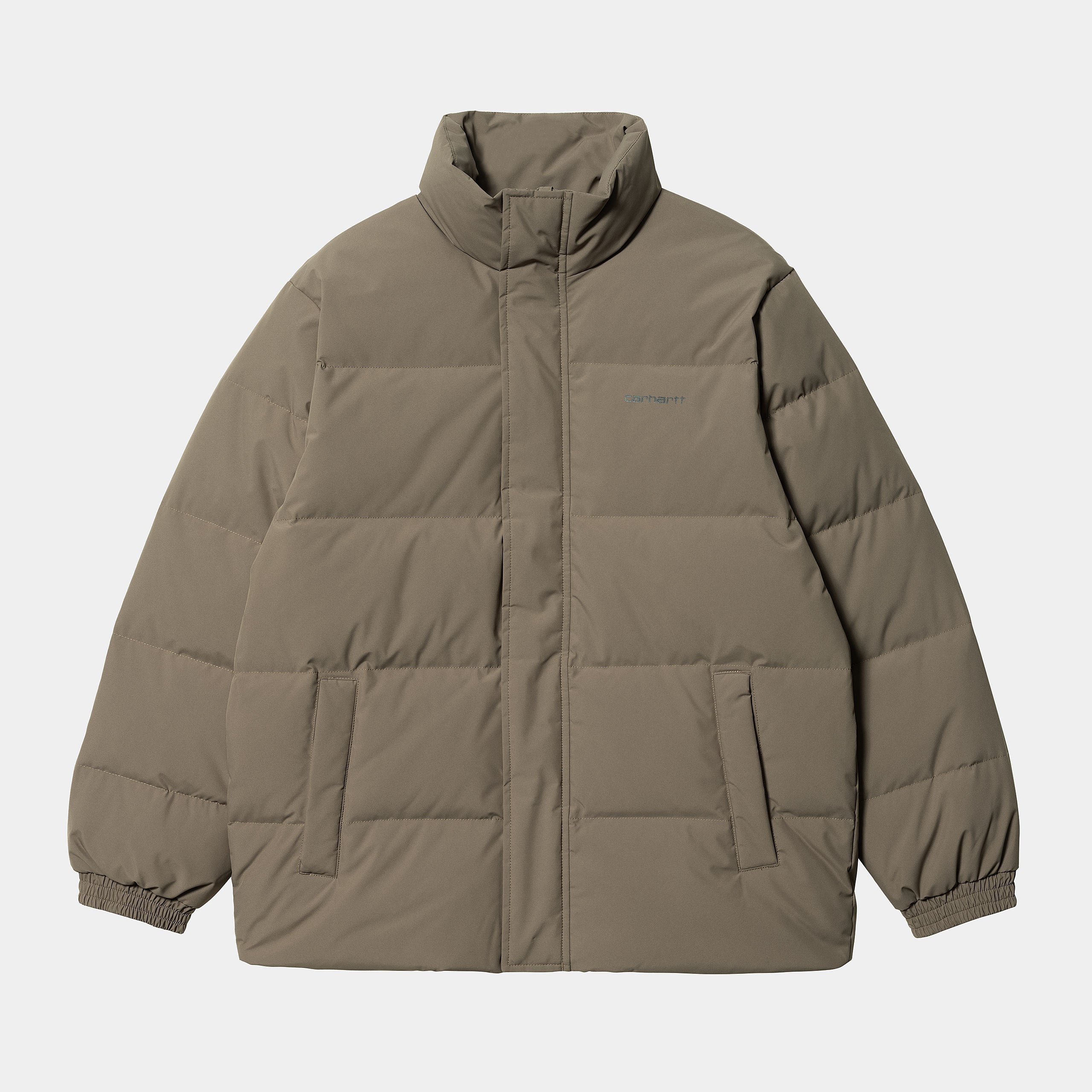 "Braune Carhartt WIP Danville Daunenjacke für Herren, Puffer-Design mit Logo-Schriftzug auf der Brust. bei Stickabush Berlin.“