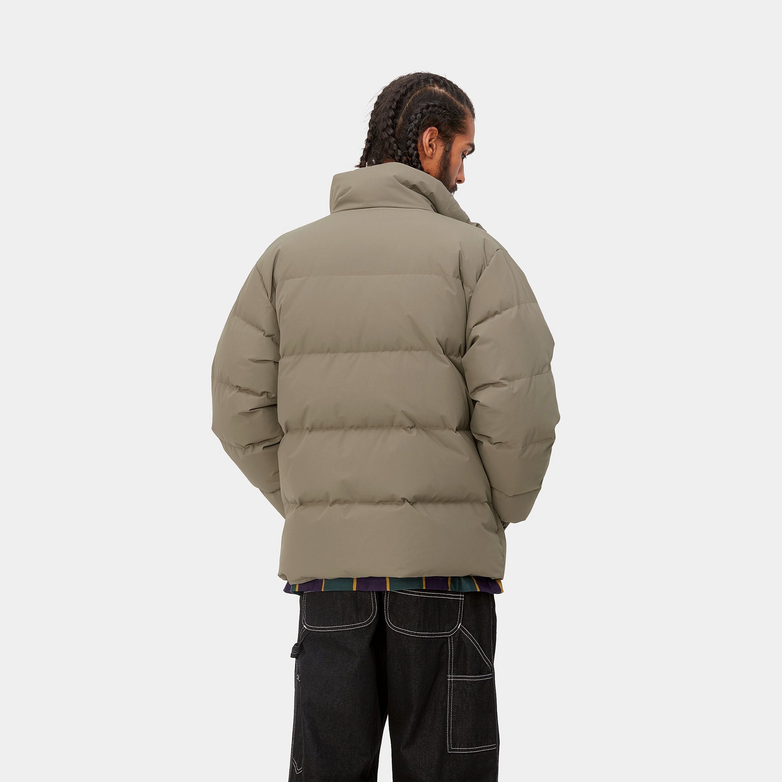 "Braune Carhartt WIP Danville Daunenjacke für Herren, Puffer-Design mit Logo-Schriftzug auf der Brust. bei Stickabush Berlin.“