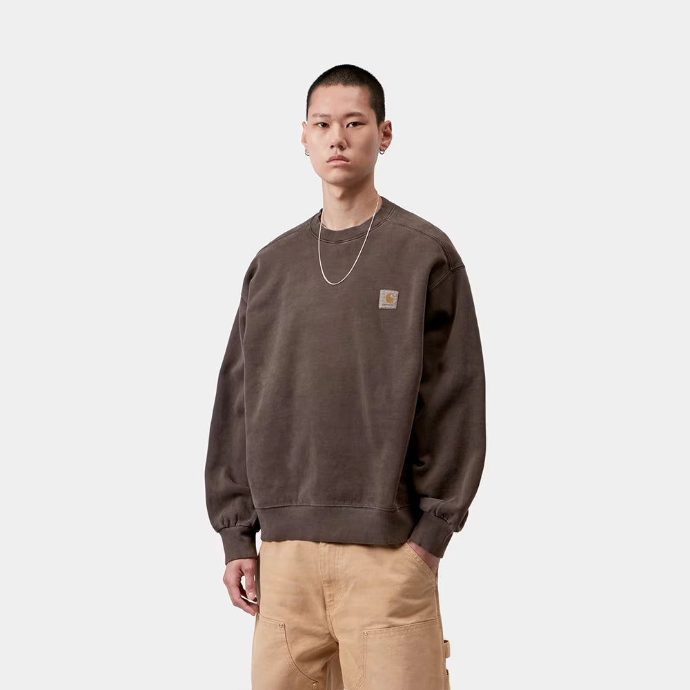 Carhartt WIP Vista Sweat in der Farbe Tobacco (Garment Dyed) Frontansicht am Model – STICKABUSH Streetwear Store Berlin-Kreuzberg