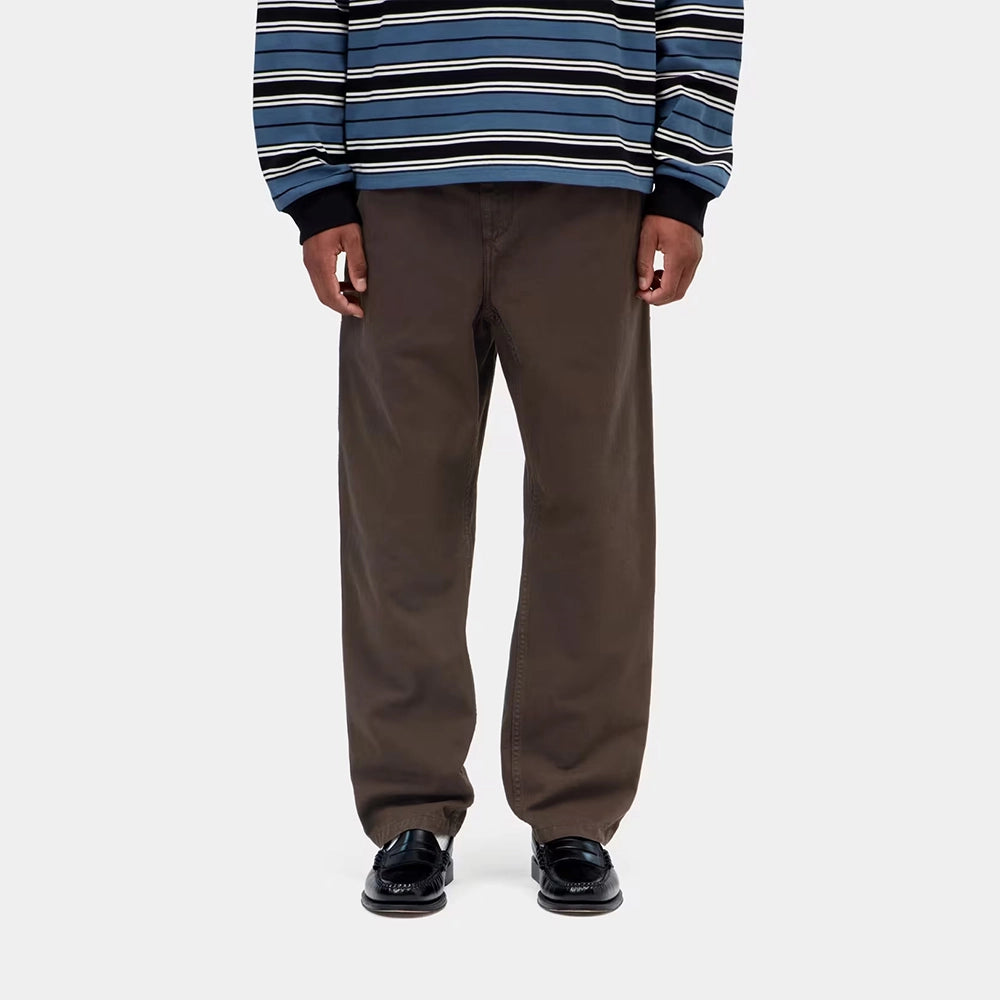 “Carhartt WIP Flint Pant aus Baumwoll-Twill in Tobacco mit elastischem Bund, Kordelzug und gewebtem Square Label jetzt bei STICKABUSH.“