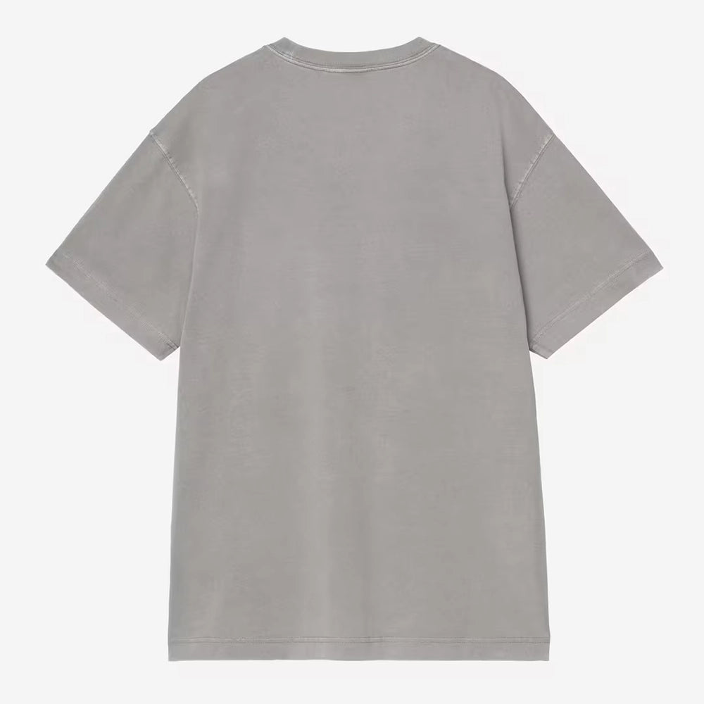 „Grau-blaues Carhartt WIP Nelson T-Shirt (Yosemite) im weiten Boxy-Schnitt mit Square Label auf der Brust bei Stickabush Berlin.“
