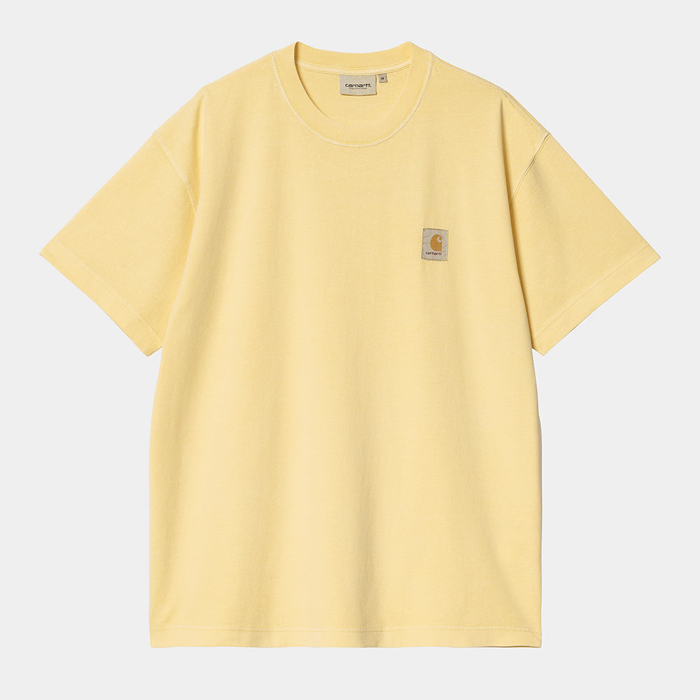„Gelbes Carhartt WIP Nelson T-Shirt (Air Yellow) im weiten Boxy-Schnitt mit Square Label auf der Brust bei Stickabush Berlin.“