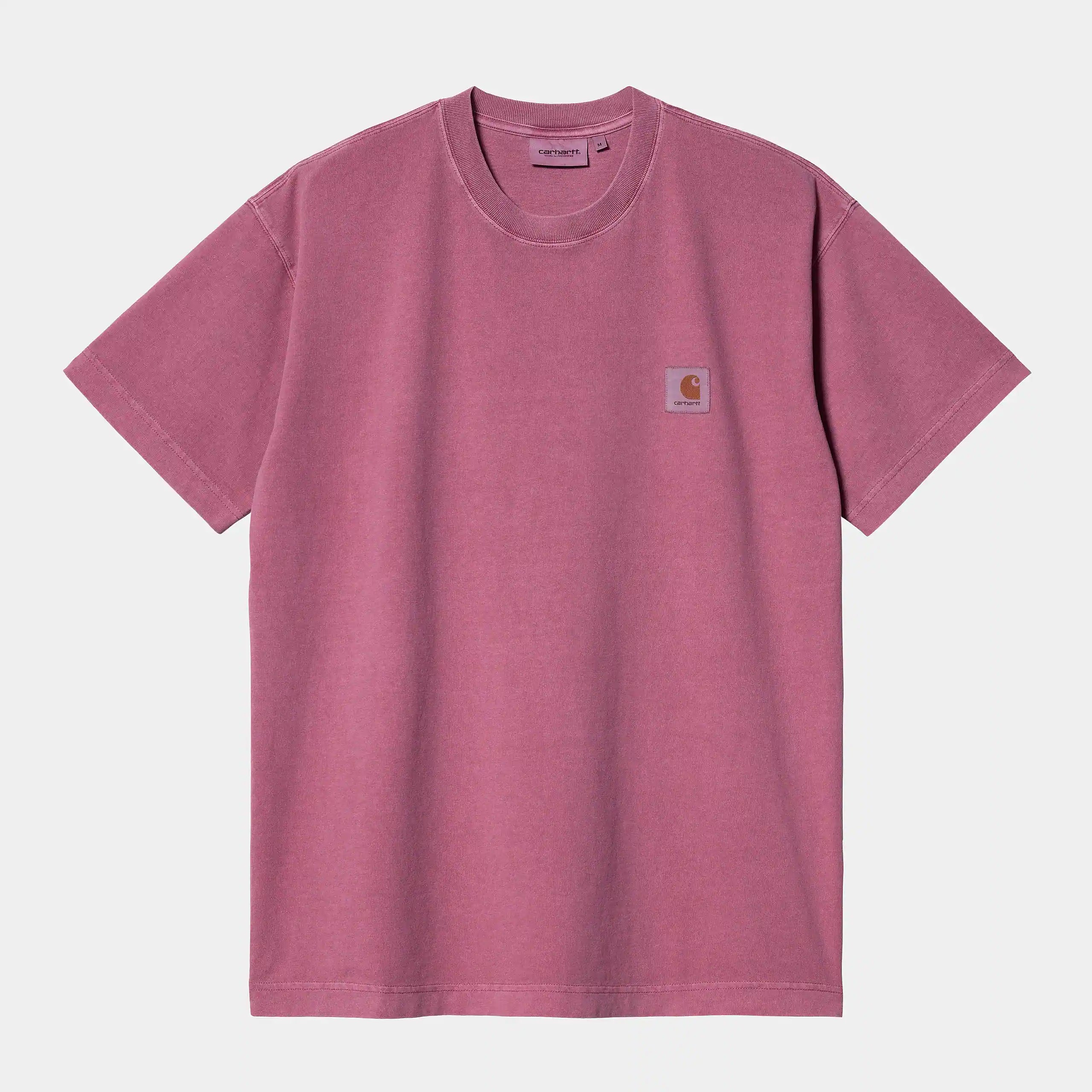 "Leuchtend pinkes ("Magenta") Carhartt WIP S/S Nelson T-Shirt. Kurzärmliges Herren-T-Shirt aus weichem, stückgefärbtem Baumwolljersey mit lockerer Passform und geripptem Rundhalsausschnitt. Dezentes, gewebtes Carhartt Square Label auf der Brust. Alltagstaugliches Basic mit angenehmer Haptik und lebendiger Farbe."
