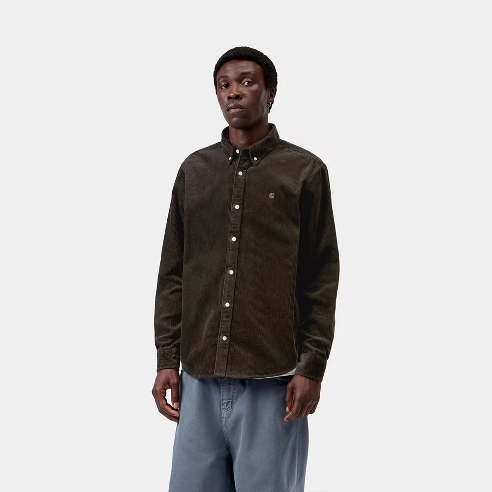 “Carhartt WIP L/S Madison Cord Shirt in Tobacco getragen im STICKABUSH Store Berlin Kreuzberg“