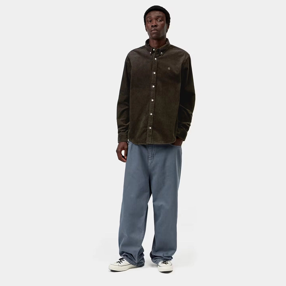 “Carhartt WIP L/S Madison Cord Shirt in Tobacco getragen im STICKABUSH Store Berlin Kreuzberg“