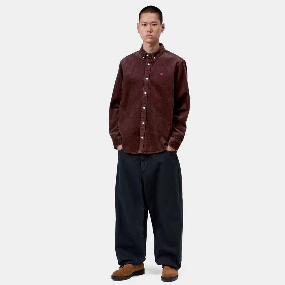 “Carhartt WIP L/S Madison Cord Shirt in Amarone getragen im STICKABUSH Store Berlin Kreuzberg“
