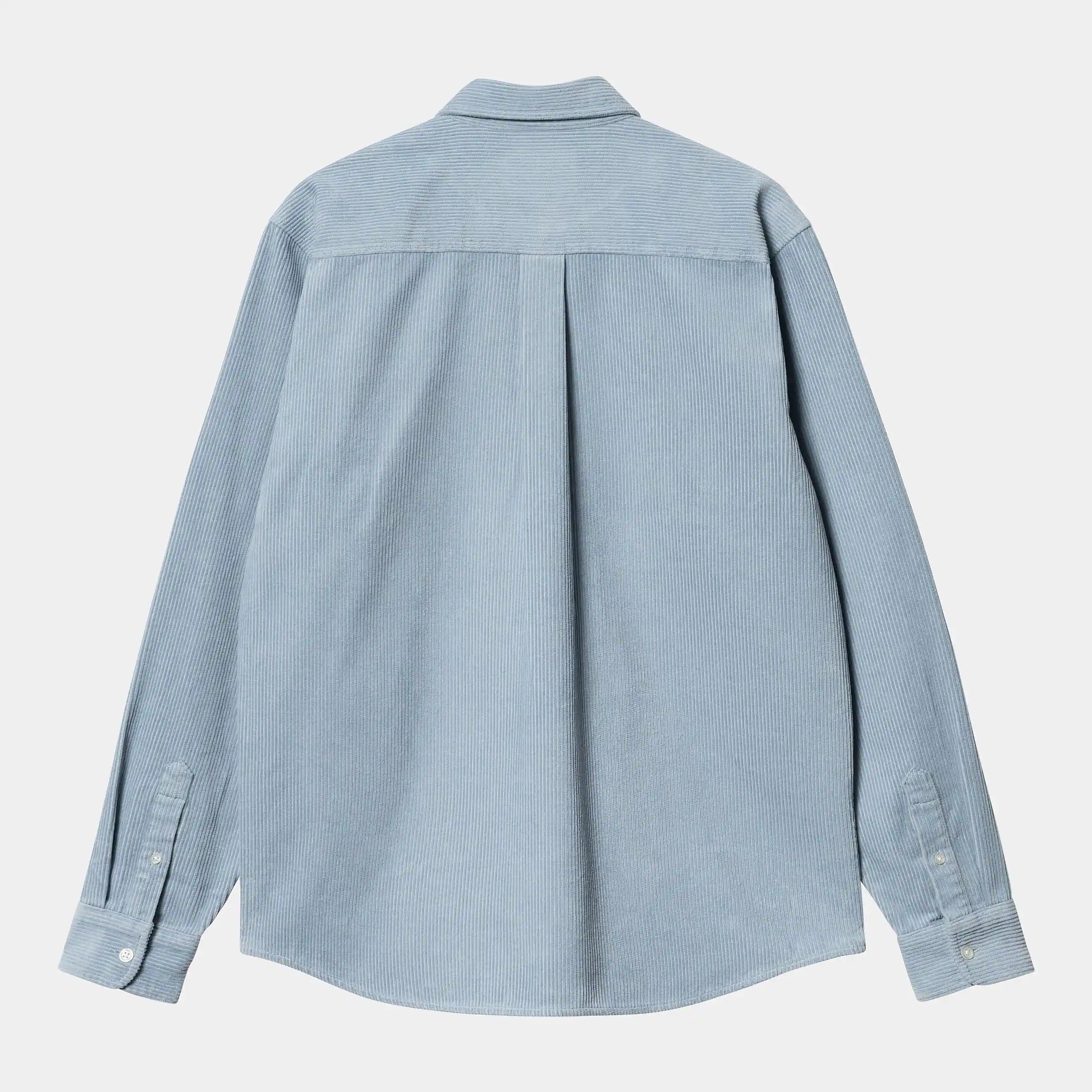 Carhartt WIP L/S Madison Cord Shirt – Dusty Ice / Wax. Hellblaues Cordhemd aus Baumwolle, mit Button-Down-Kragen, Logostickerei auf der Brust und abgerundetem Saum.