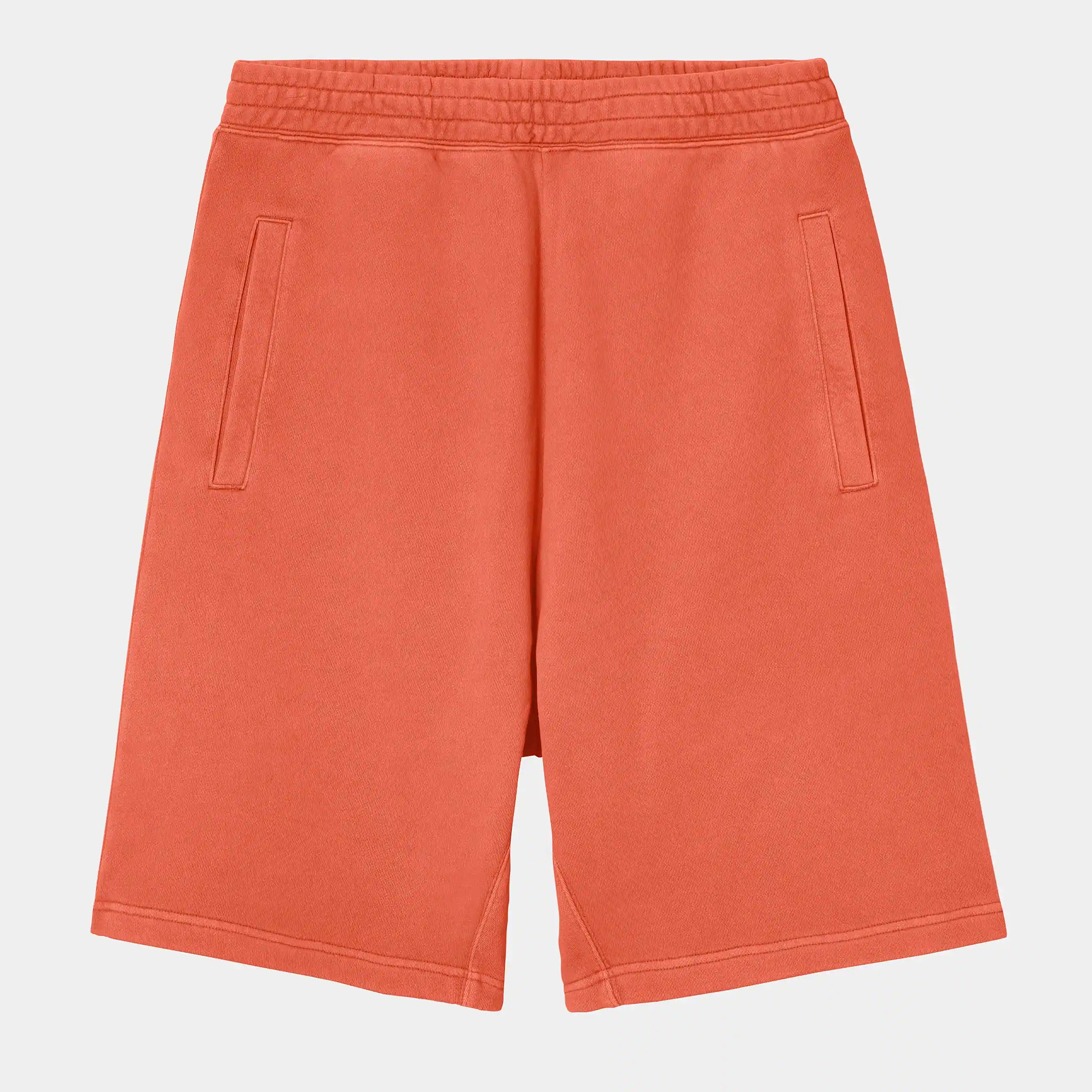 “Helles Orange ("Elba") Carhartt WIP Nelson Sweat Shorts. Kurze Herren-Sweathose aus weichem, stückgefärbtem Baumwolljersey. Lockere Passform, elastischer Bund mit Kordelzug, zwei Seitentaschen und eine Gesäßtasche mit kleinem, gewebtem Logo-Etikett. Bequeme Freizeithose für warme Tage.“