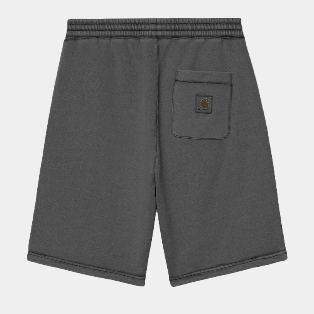 “Dunkelgraue ("Charcoal") Carhartt WIP Nelson Sweat Shorts. Kurze Herren-Sweathose aus weichem, stückgefärbtem Baumwolljersey. Lockere Passform, elastischer Bund mit Kordelzug, zwei Seitentaschen und eine Gesäßtasche mit gewebtem Logo-Etikett. Bequeme Freizeithose.“