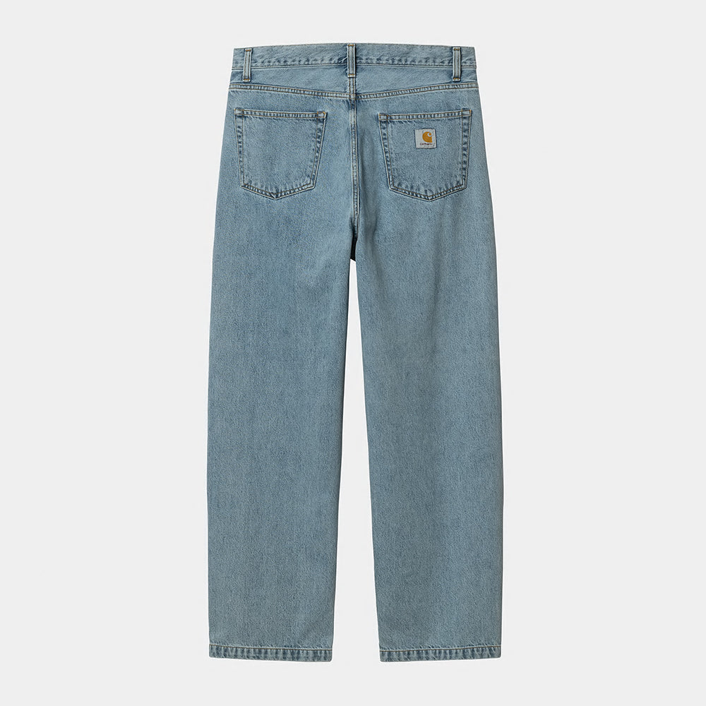 Hinteransicht der Carhartt WIP Landon Pant in Blue (bleached) – Helle, weite Herren-Jeans aus Robertson-Denim mit Tapered Leg bei Stickabush Berlin.