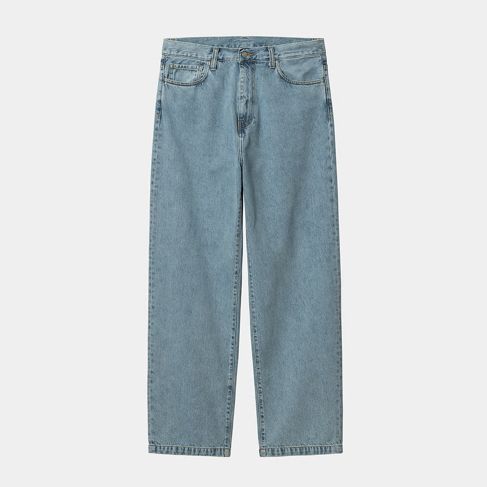 Vorderansicht der Carhartt WIP Landon Pant in Blue (bleached) – Helle, weite Herren-Jeans aus Robertson-Denim mit Tapered Leg bei Stickabush Berlin.