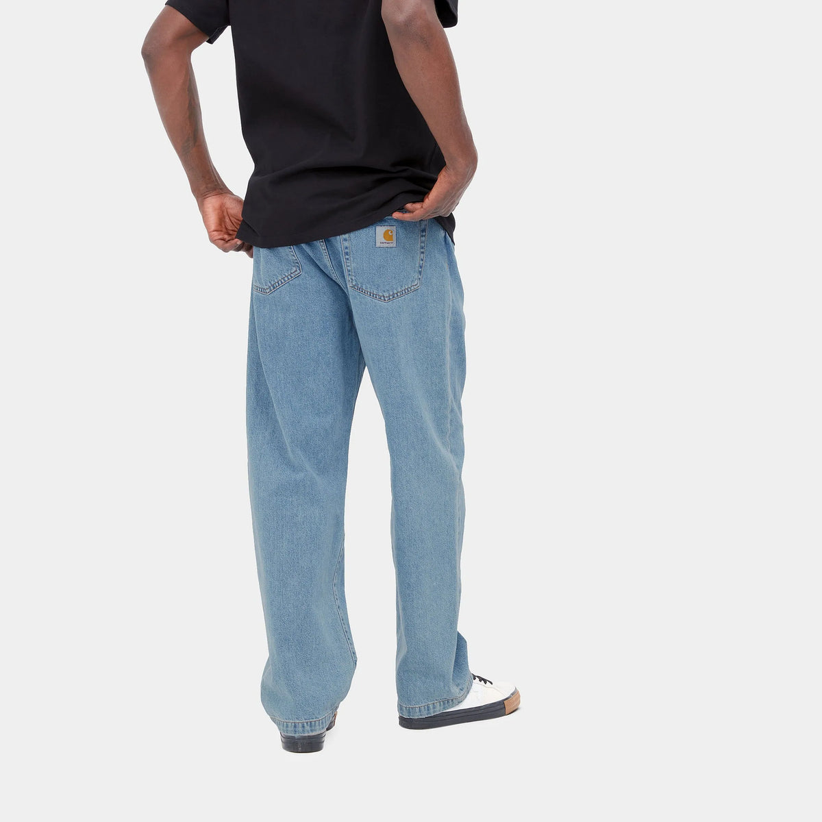 Carhartt WIP Landon Pant in Blue Denim Baggy Fit Hose Rueckansicht am Model – STICKABUSH Streetwear Store Berlin-Kreuzberg