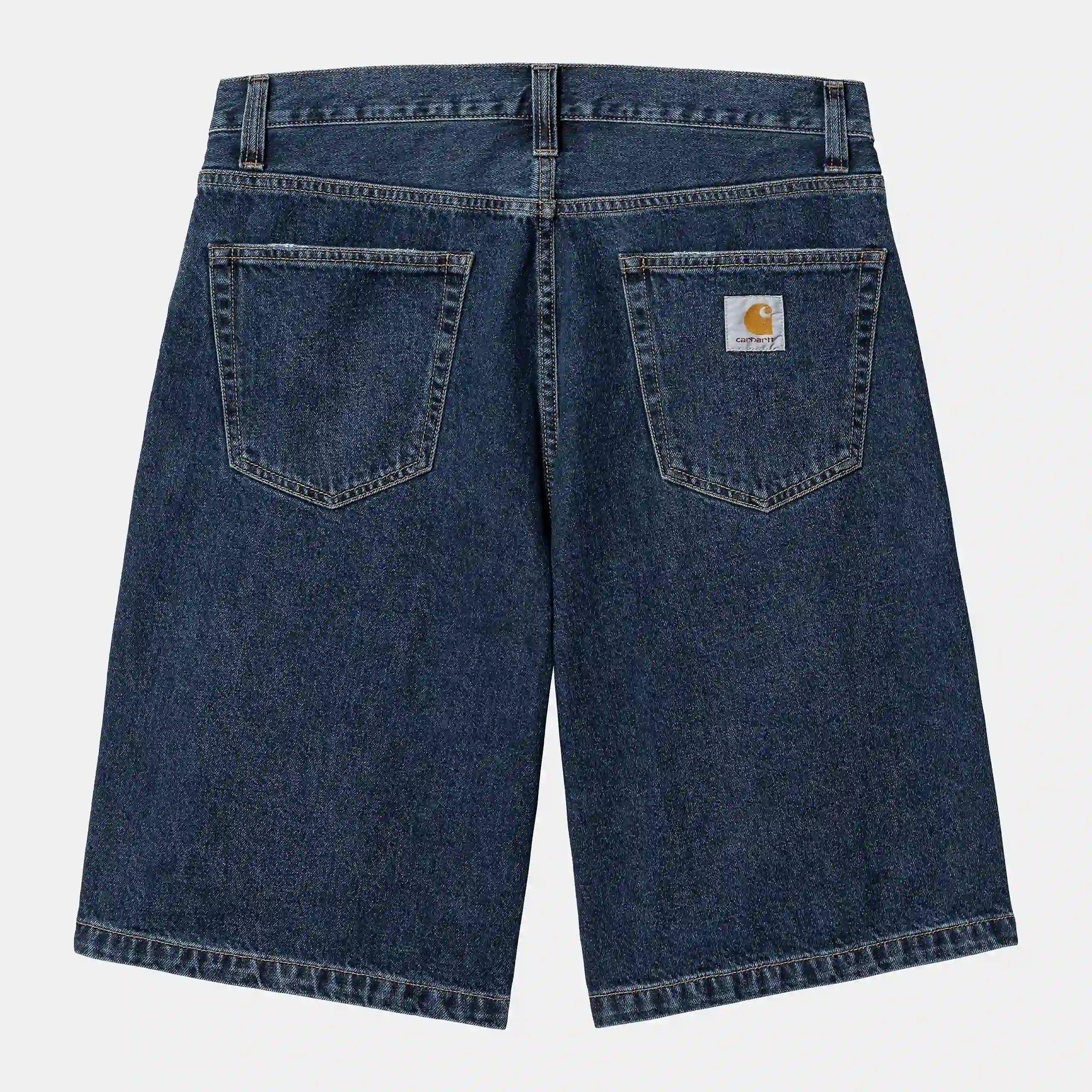 “Blaue (stone washed) Carhartt WIP Landon Shorts. Denim-Shorts aus Baumwolle in lockerer Passform mit Five-Pocket-Design, Gürtelschlaufen und einem gewebten Carhartt Square Label an der Gesäßtasche bei Stickabush Berlin.“ 
