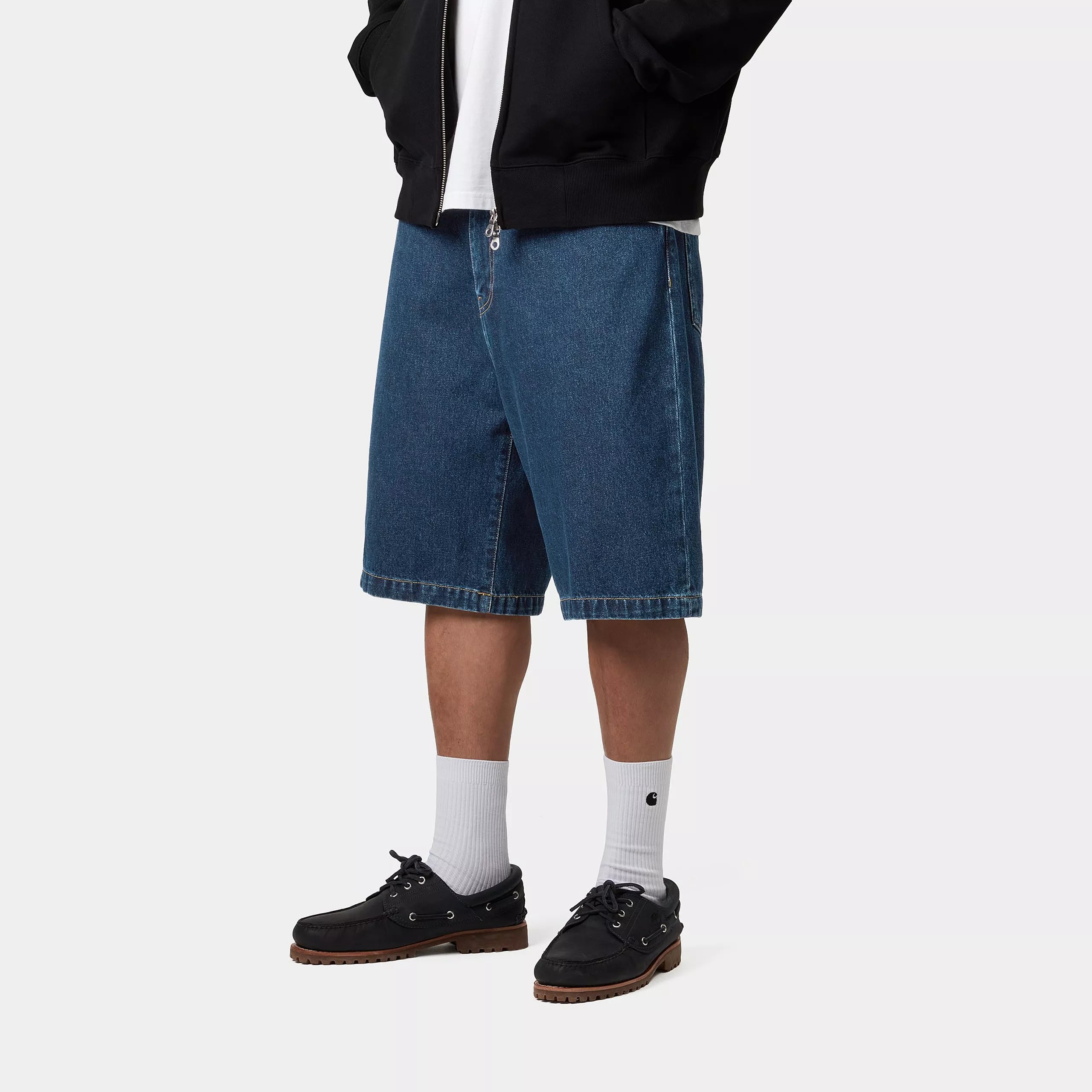 “Blaue (stone washed) Carhartt WIP Landon Shorts. Denim-Shorts aus Baumwolle in lockerer Passform mit Five-Pocket-Design, Gürtelschlaufen und einem gewebten Carhartt Square Label an der Gesäßtasche bei Stickabush Berlin.“ 
