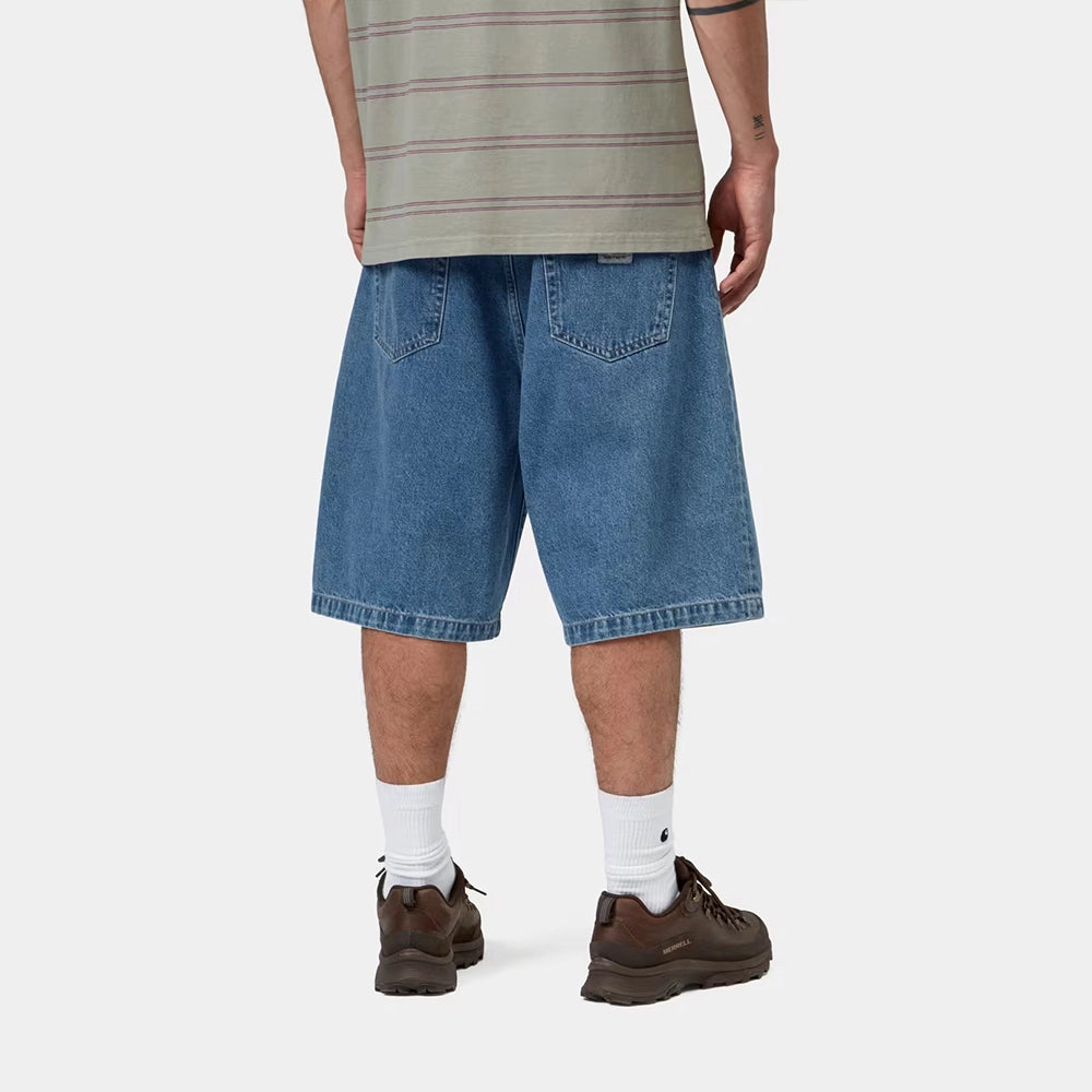 „Carhartt WIP Landon Short für Herren in Blue Heavy Stone Wash – blau verwaschene Jeans-Shorts im Loose Fit aus schwerem Denim mit dem ikonischen Square-Label bei Stickabush Berlin.“
