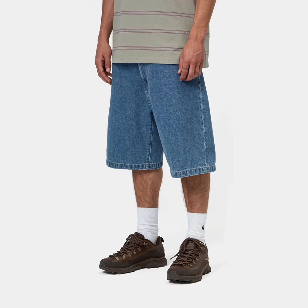 „Carhartt WIP Landon Short für Herren in Blue Heavy Stone Wash – blau verwaschene Jeans-Shorts im Loose Fit aus schwerem Denim mit dem ikonischen Square-Label bei Stickabush Berlin.“
