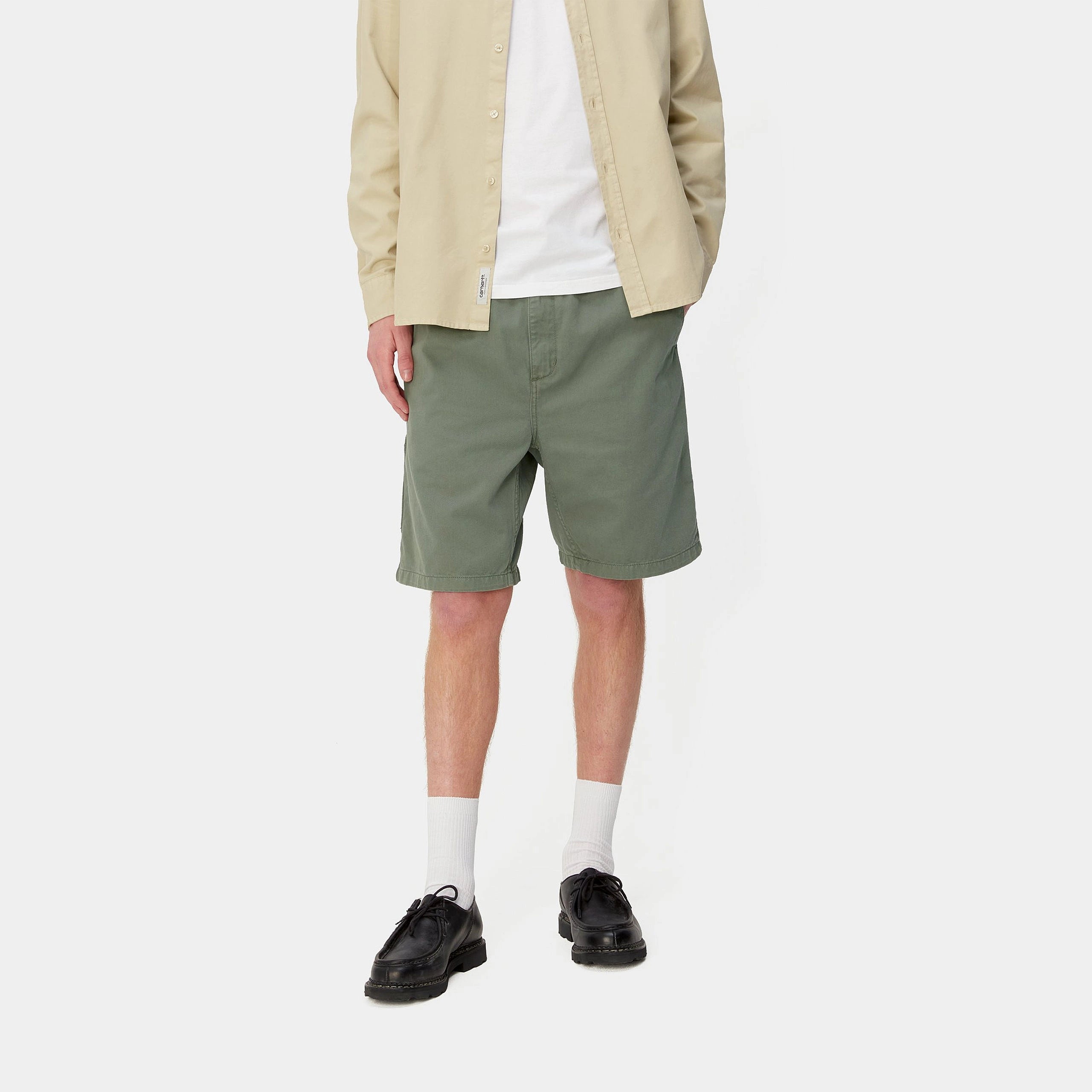 „Carhartt WIP Flint Short Park (Dunkelgrün) – Garment Dyed Baumwoll-Shorts mit elastischem Bund & Kordelzug bei Stickabush Berlin.“