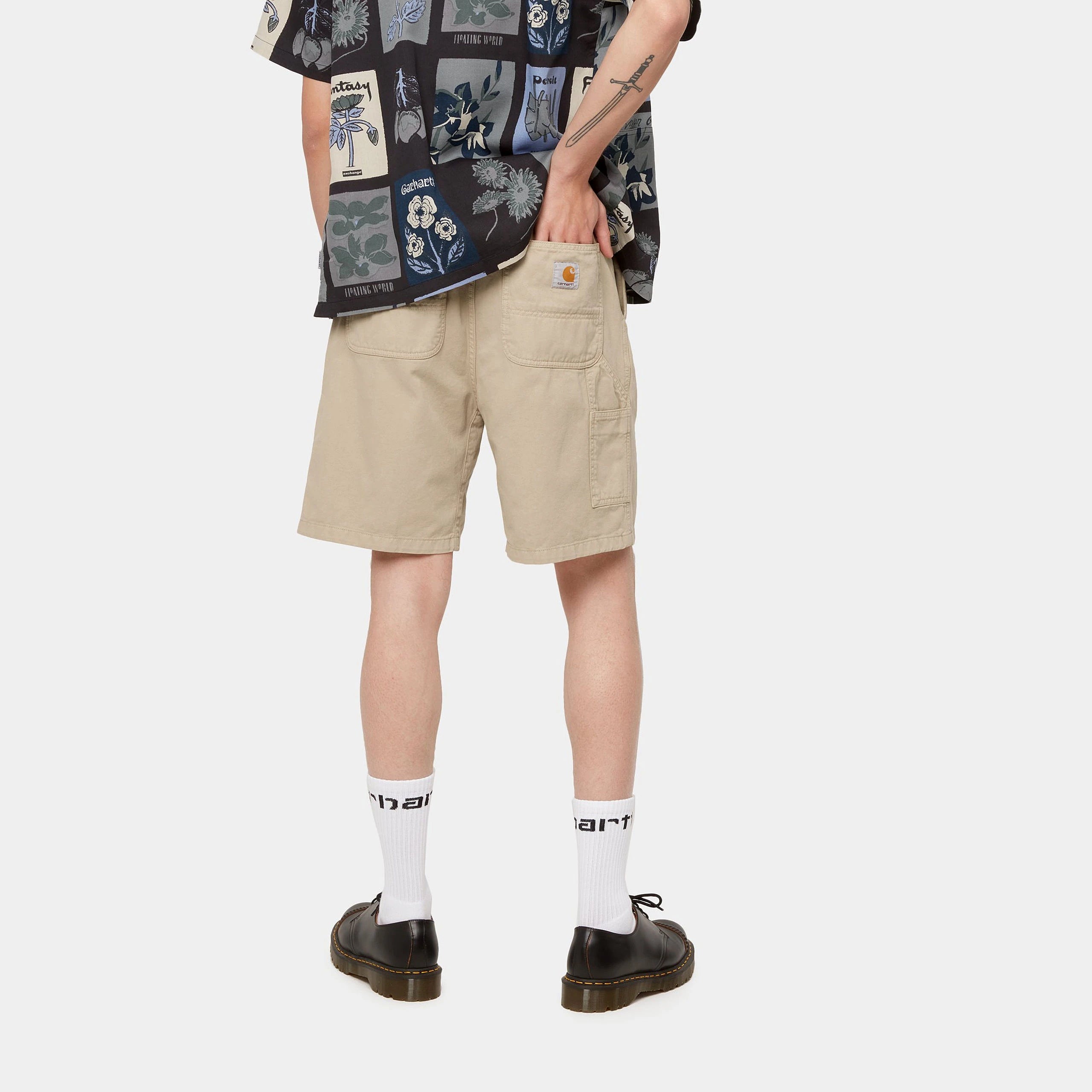 "Carhartt WIP Flint Short in Wall, I030480_G1_GD, eine carhartt shorts aus Baumwolle, lockere Passform, klassische Arbeitsshorts Stickabush Berlin."