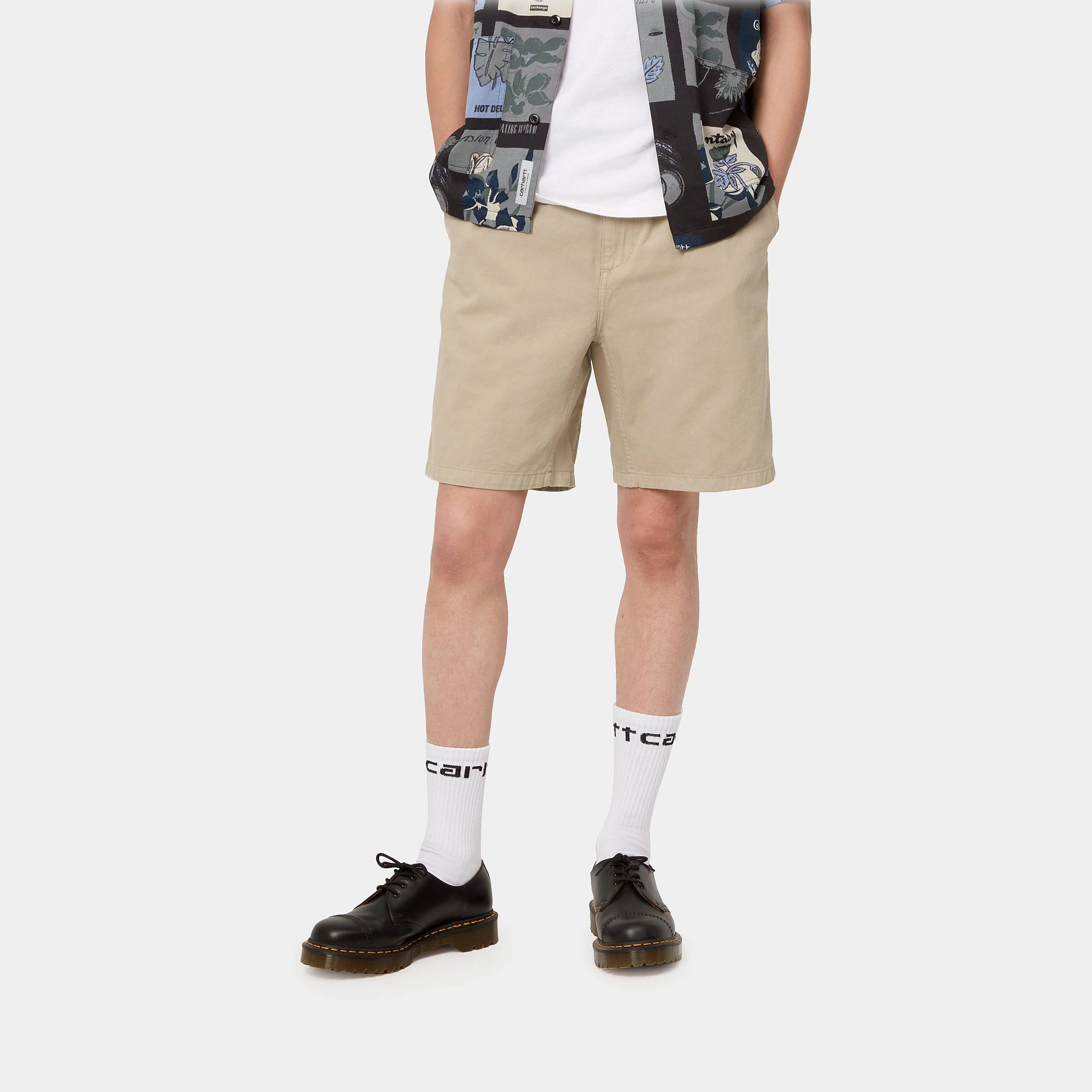 "Carhartt WIP Flint Short in Wall, I030480_G1_GD, eine carhartt shorts aus Baumwolle, lockere Passform, klassische Arbeitsshorts Stickabush Berlin."