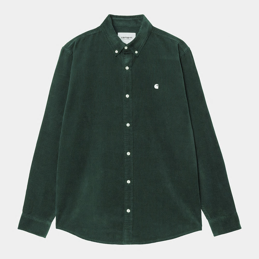 “Carhartt Hemd WIP L/S Madison Fine Cord Shirt in Conifer / Wax, I030580_2VO_XX, aus weichem Cord, mit Button-down-Kragen und gesticktem Logo auf der Brust.“
