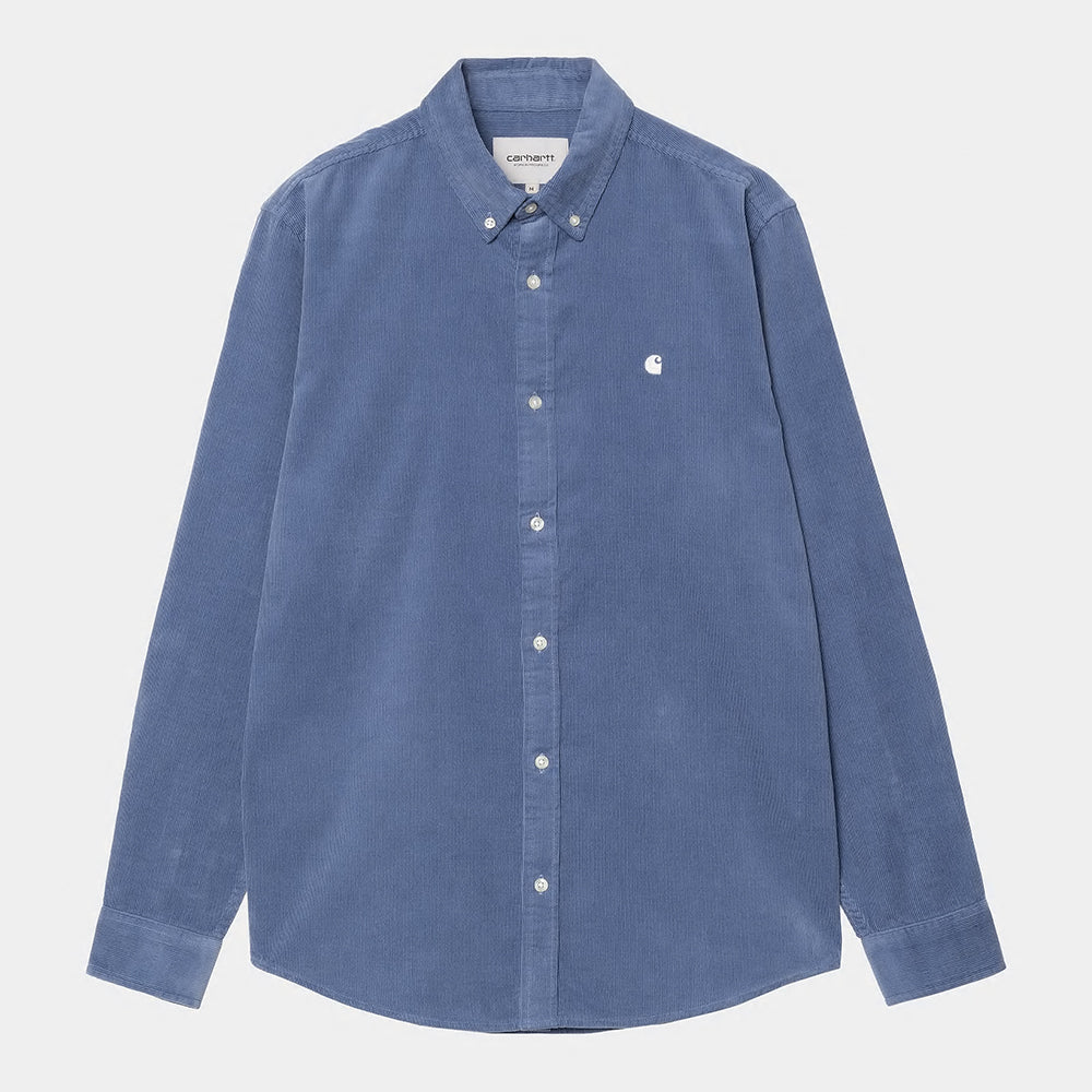 “Carhartt WIP L/S Madison Fine Cord Shirt in Blue Iris / Wax, I030580_2VZ_XX, Hemd aus weichem Cordstoff, mit Button-down-Kragen und gesticktem Logo auf der Brust.“