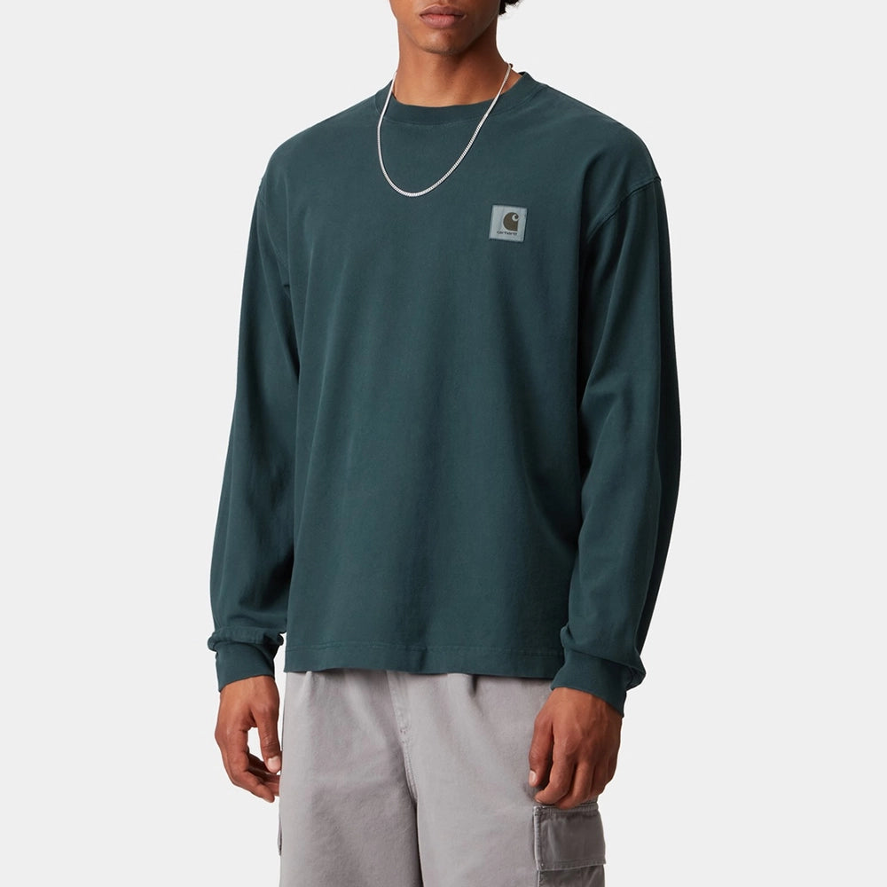 “Carhartt WIP Vista Longsleeve in Dunkeltürkis. Lockeres Shirt aus Baumwolljersey, mit kleinem Logo-Stick auf der Brust.“