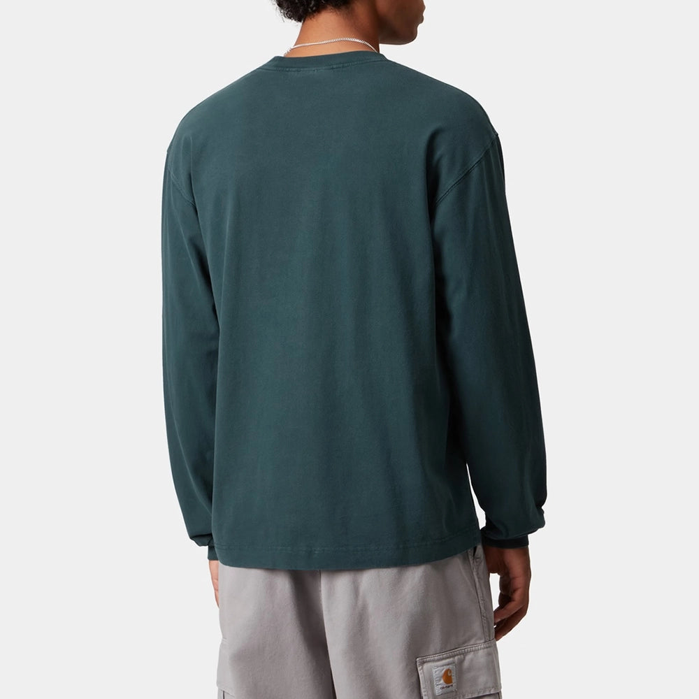 “Carhartt WIP Vista Longsleeve in Dunkeltürkis. Lockeres Shirt aus Baumwolljersey, mit kleinem Logo-Stick auf der Brust.“