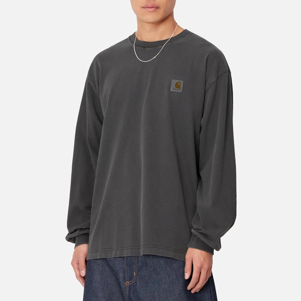 “Carhartt WIP Vista Longsleeve in Black. Lockeres Shirt aus Baumwolljersey, mit kleinem Logo-Stick auf der Brust.“