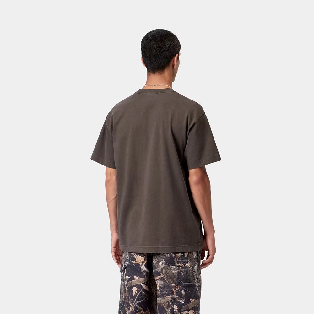 Carhartt WIP S/S Vista T-Shirt in der Farbe Tobacco (Garment Dyed) Rueckansicht Model – STICKABUSH Streetwear Store Berlin-Kreuzberg