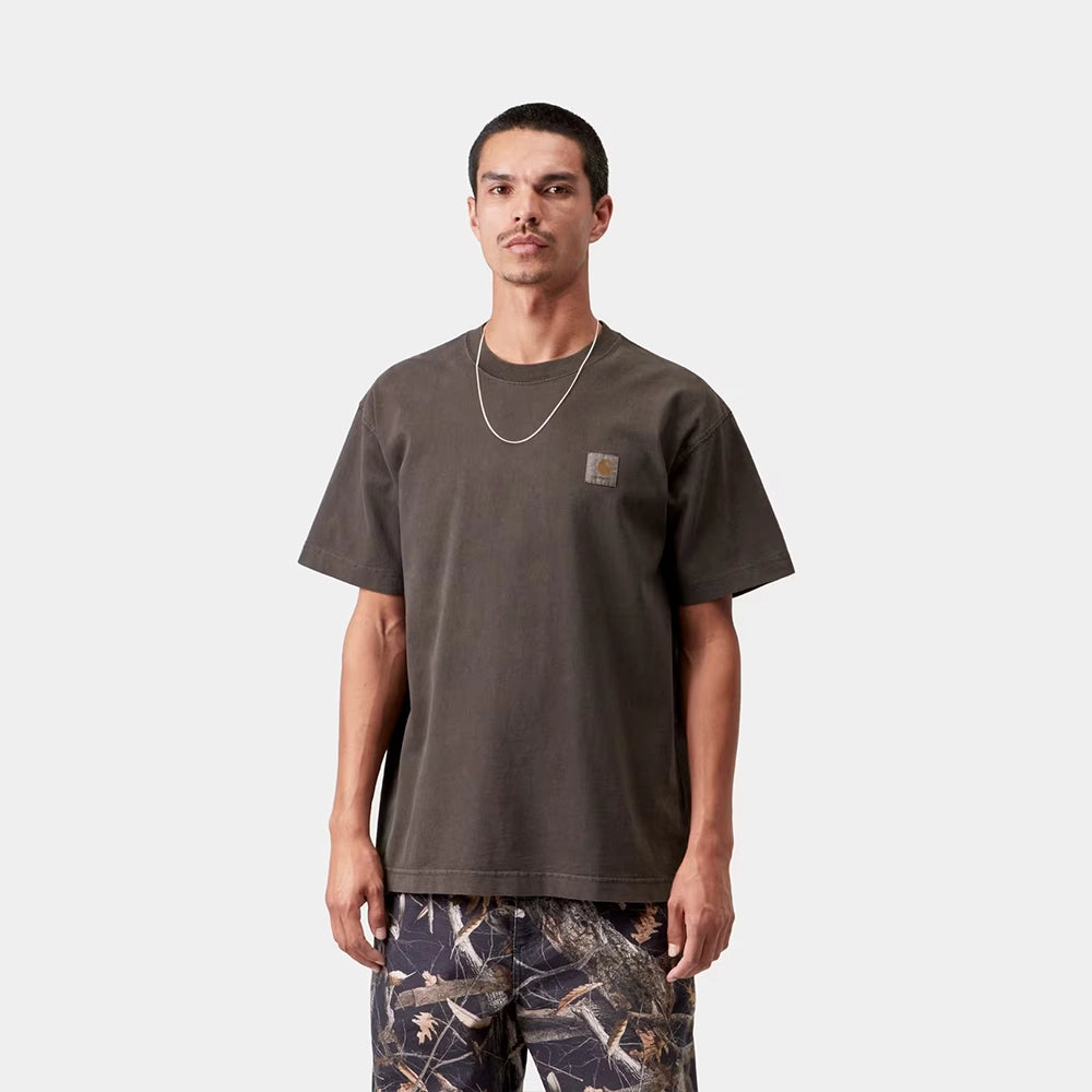 Carhartt WIP S/S Vista T-Shirt in der Farbe Tobacco (Garment Dyed) Frontansicht Model – STICKABUSH Streetwear Store Berlin-Kreuzberg