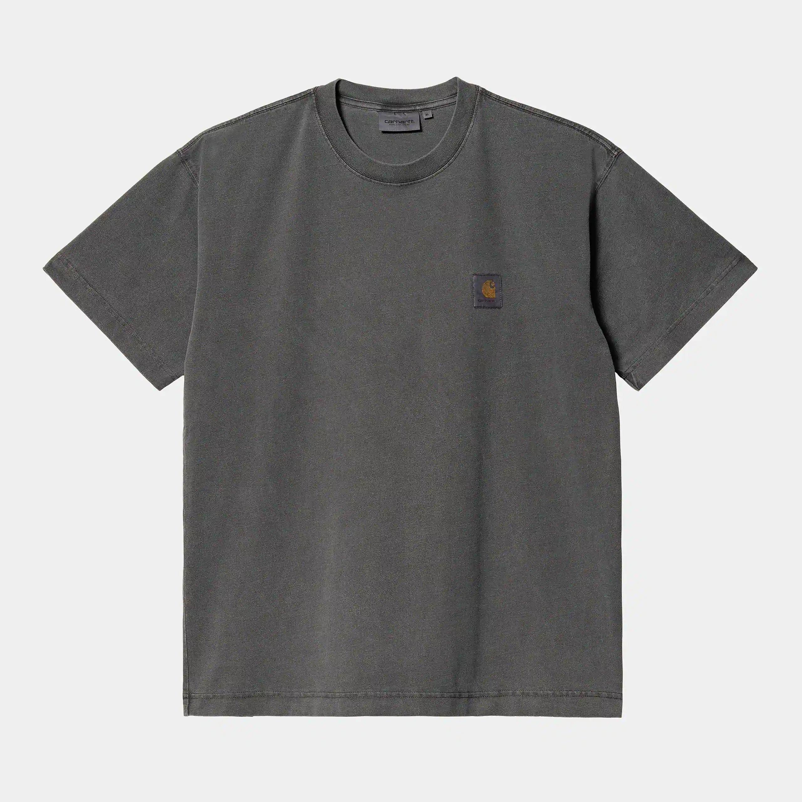 “Helles, leicht verwaschenes Schwarz („Vulcan“) Carhartt WIP S/S Vista T-Shirt. Kurzärmliges Herren-T-Shirt aus schwerem Baumwolljersey. Kastenförmige, lockere Passform mit geripptem Rundhalsausschnitt und kleinem, farblich passendem Carhartt "C"-Logo auf der Brust. Lässiger Style mit angenehmer Textur.“