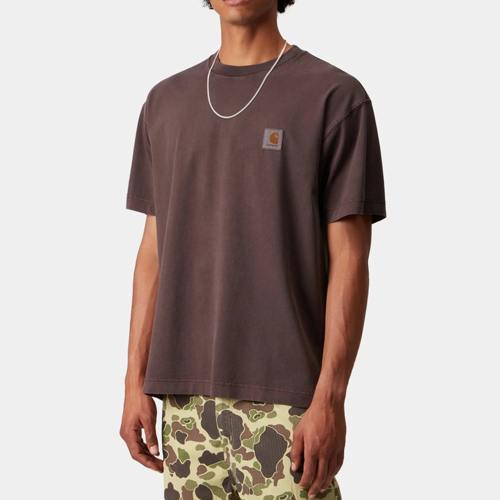 “Carhartt WIP Vista T-Shirt in Palisander. Lockeres Shirt in dunkelbraun aus Baumwolljersey, mit kleinem Logo-Stick auf der Brust.“
