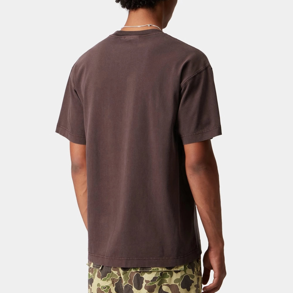 “Carhartt WIP Vista T-Shirt in Palisander. Lockeres Shirt in dunkelbraun aus Baumwolljersey, mit kleinem Logo-Stick auf der Brust.“
